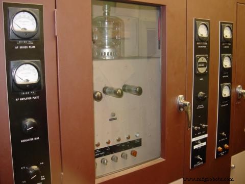 Tubes versus Semiconductors: When Vacuum Tubes Still Outshine Solid‑State Devices