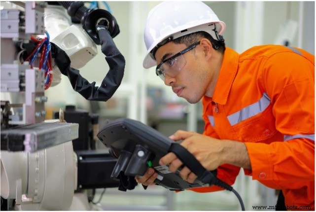 How Digital Twins Revolutionize Manufacturing: Benefits, Applications, and ROI