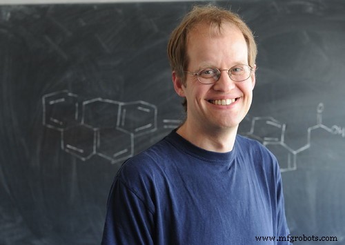 IBM and Warwick Scientists Capture First High‑Resolution Image of Triangulene, a Highly Reactive Triangular Molecule