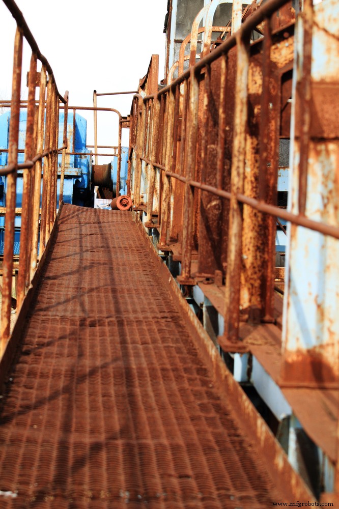 Why Corroded Steel Grating Poses Serious Workplace Hazards – DEFI’s Fiberglass Solution