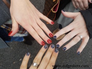 The Science Behind a Great Manicure: How SNS Dipping Powder Outperforms Gel and Traditional Polish