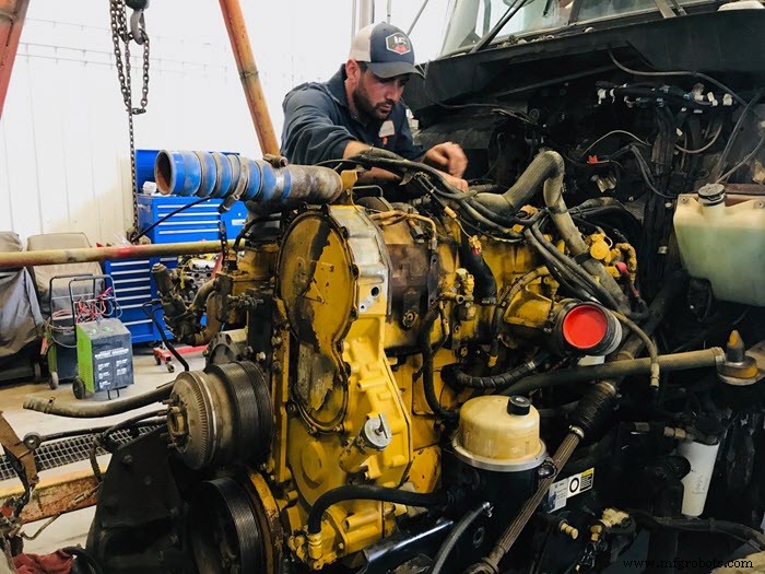 Semi-Truck Engine Overhaul: Expert Guide for Longevity & Cost Savings