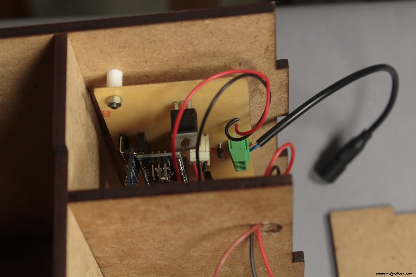 Sprout: Advanced Indoor Self‑Watering Planter Powered by Arduino