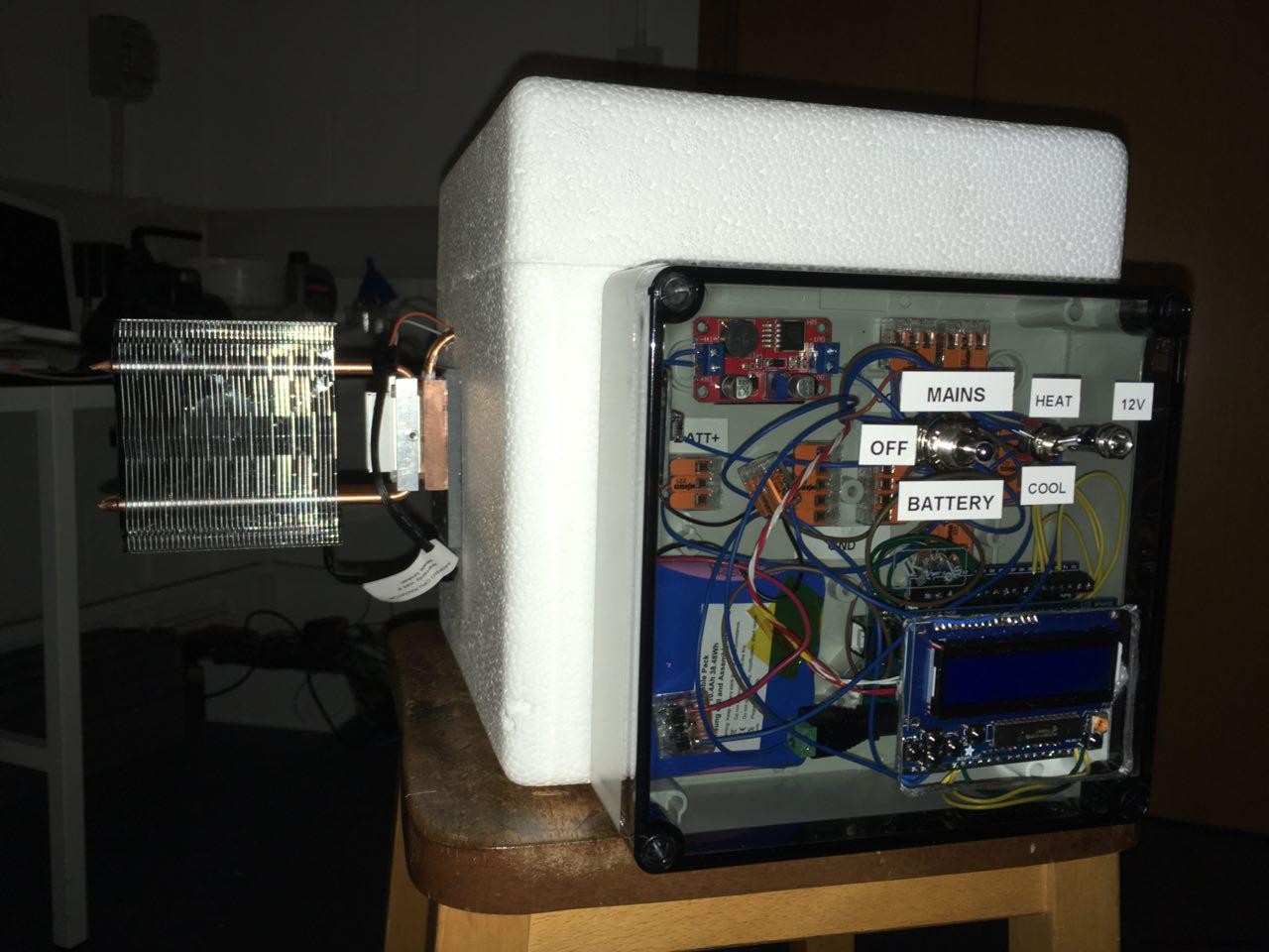 Precision Temperature‑Controlled Sample Transport Container with PT‑100 Sensor and Arduino UNO