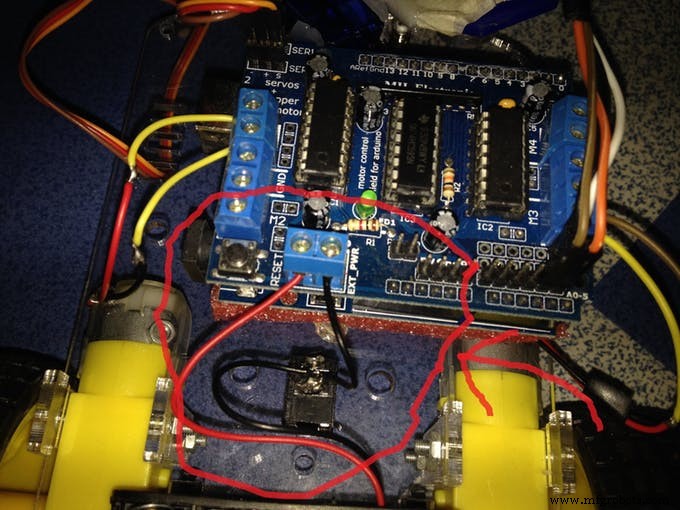 Servo‑Driven Obstacle‑Avoiding Robot: Build with Arduino & HC‑SR04