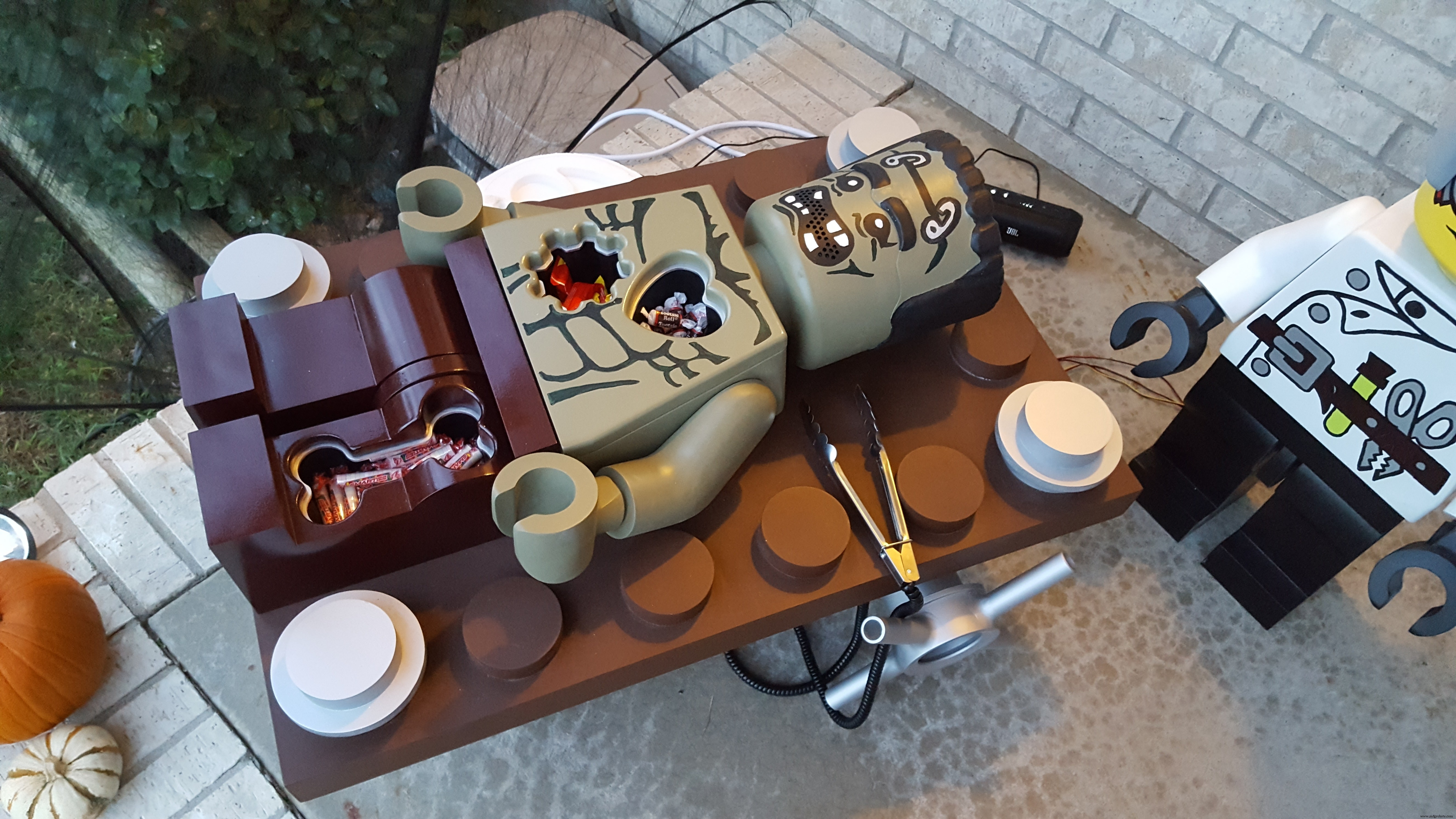 Build a Giant Lego Minifigure Animatronic Operation Game with Arduino