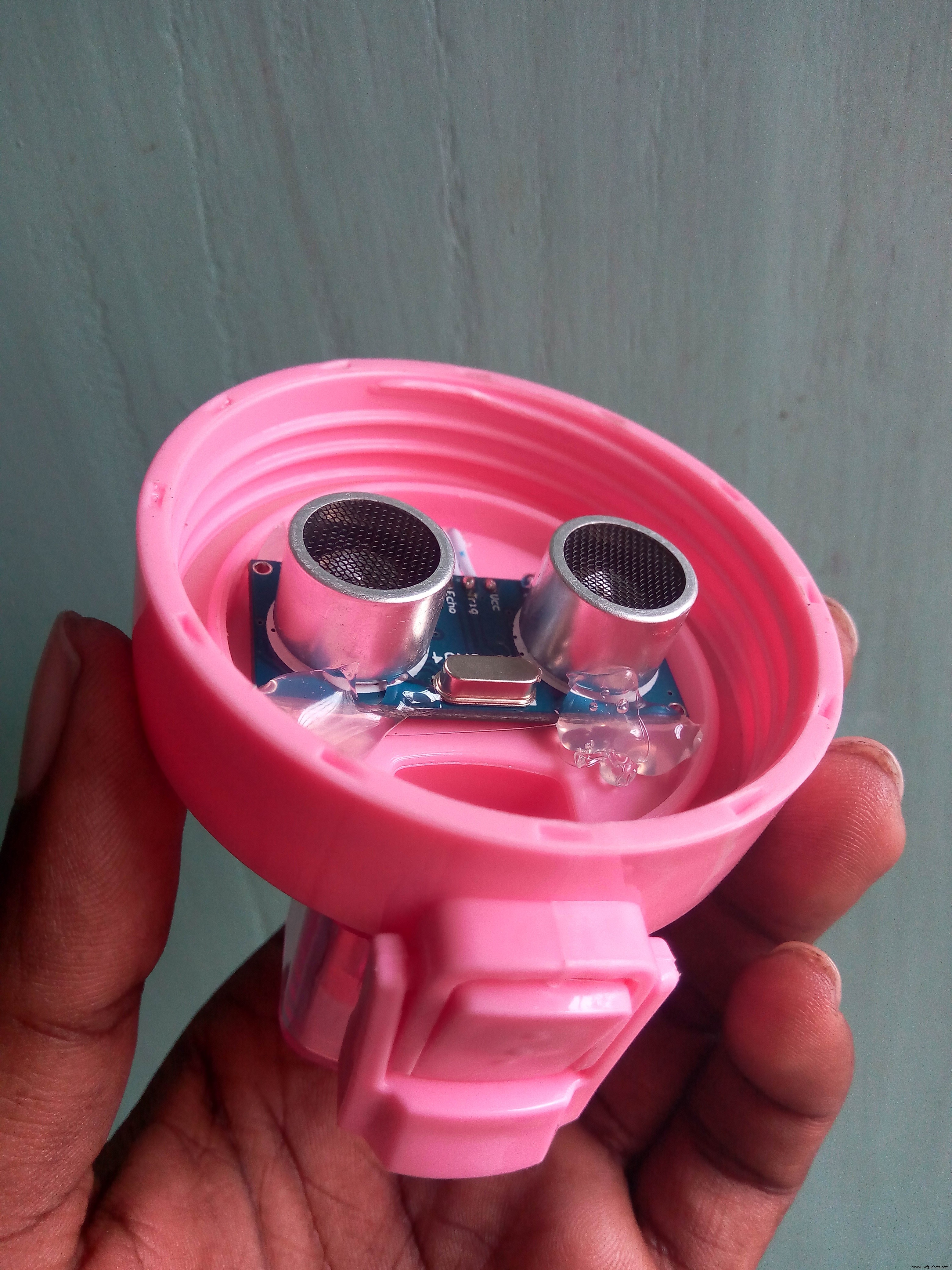 Smart Arduino Water Bottle – Real-Time Monitoring & Alerts