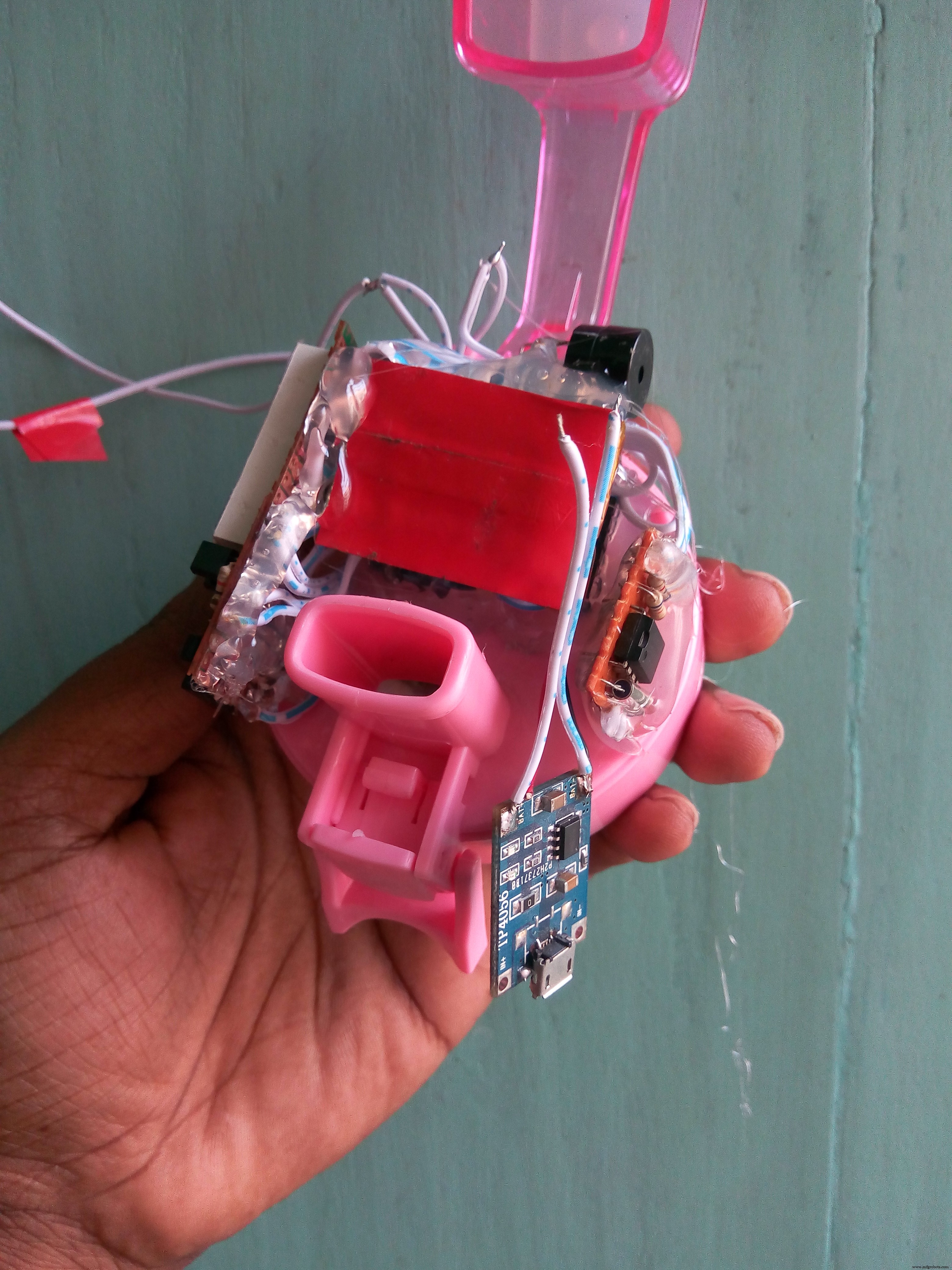 Smart Arduino Water Bottle – Real-Time Monitoring & Alerts