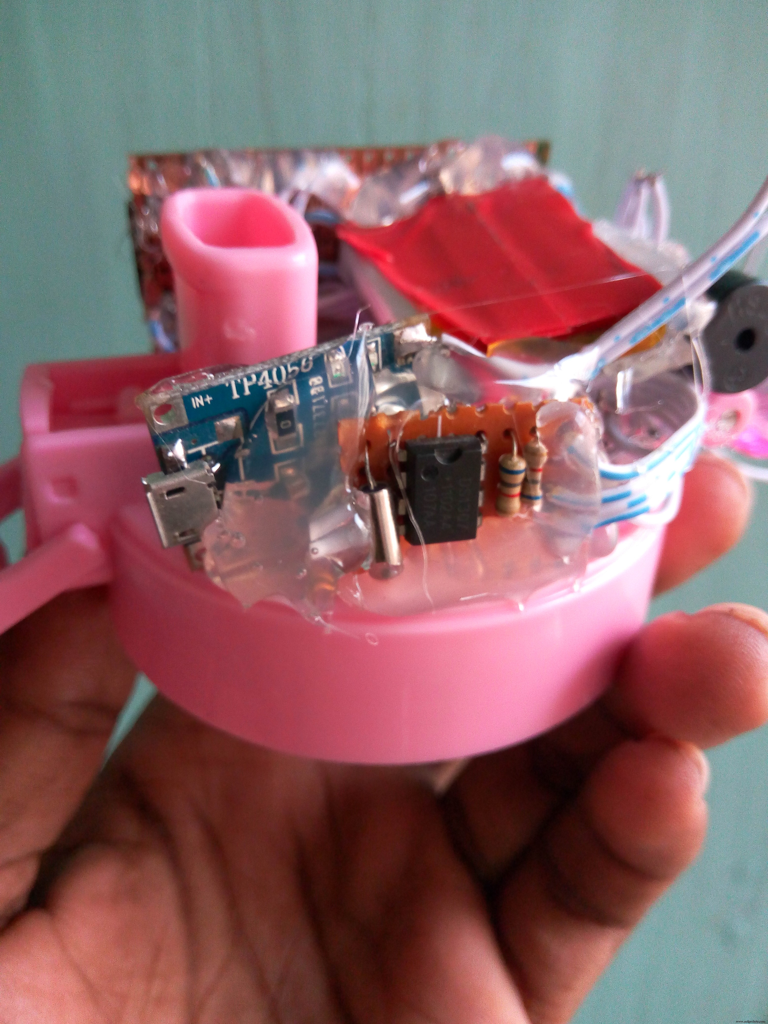 Smart Arduino Water Bottle – Real-Time Monitoring & Alerts