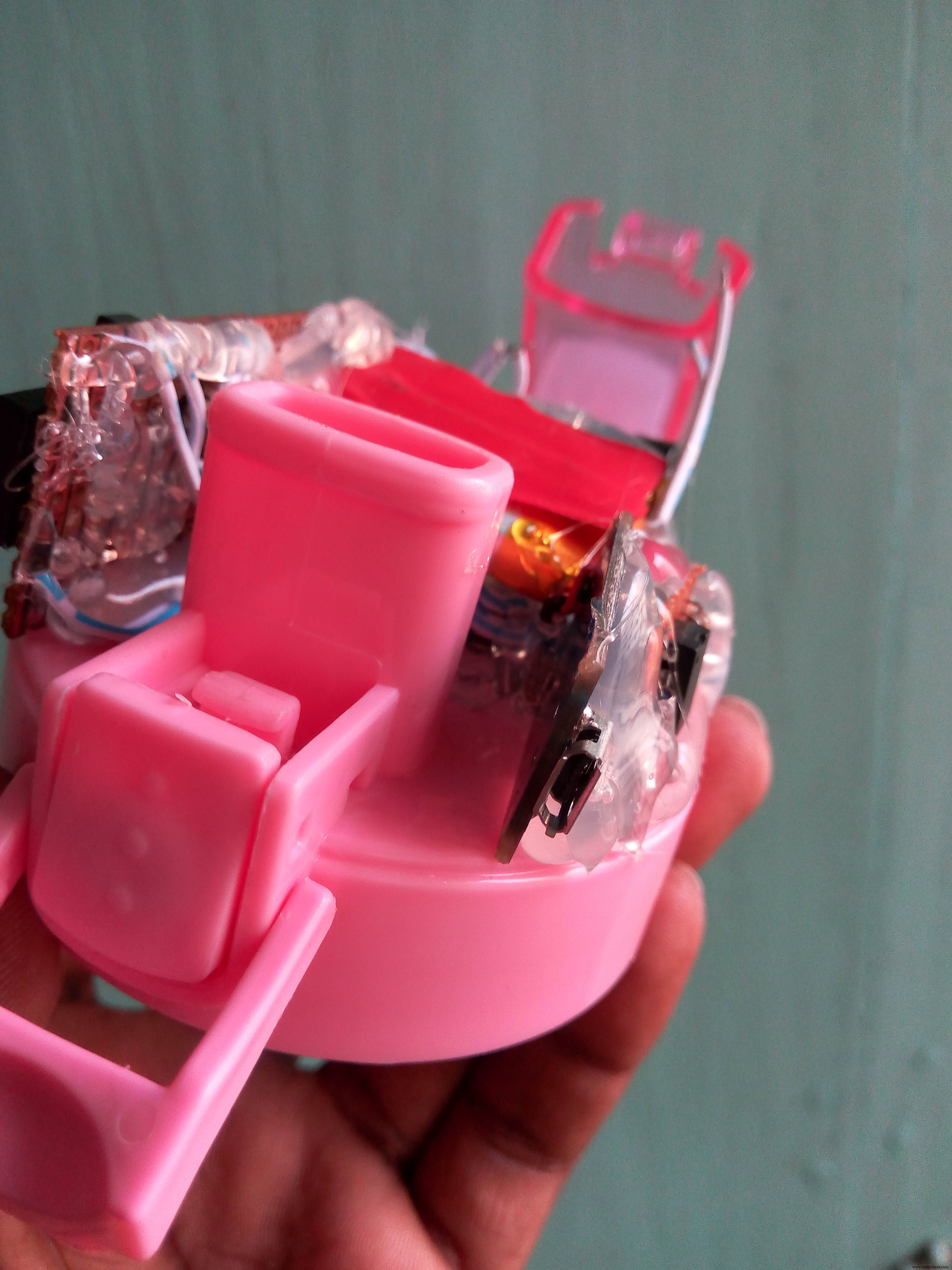 Smart Arduino Water Bottle – Real-Time Monitoring & Alerts