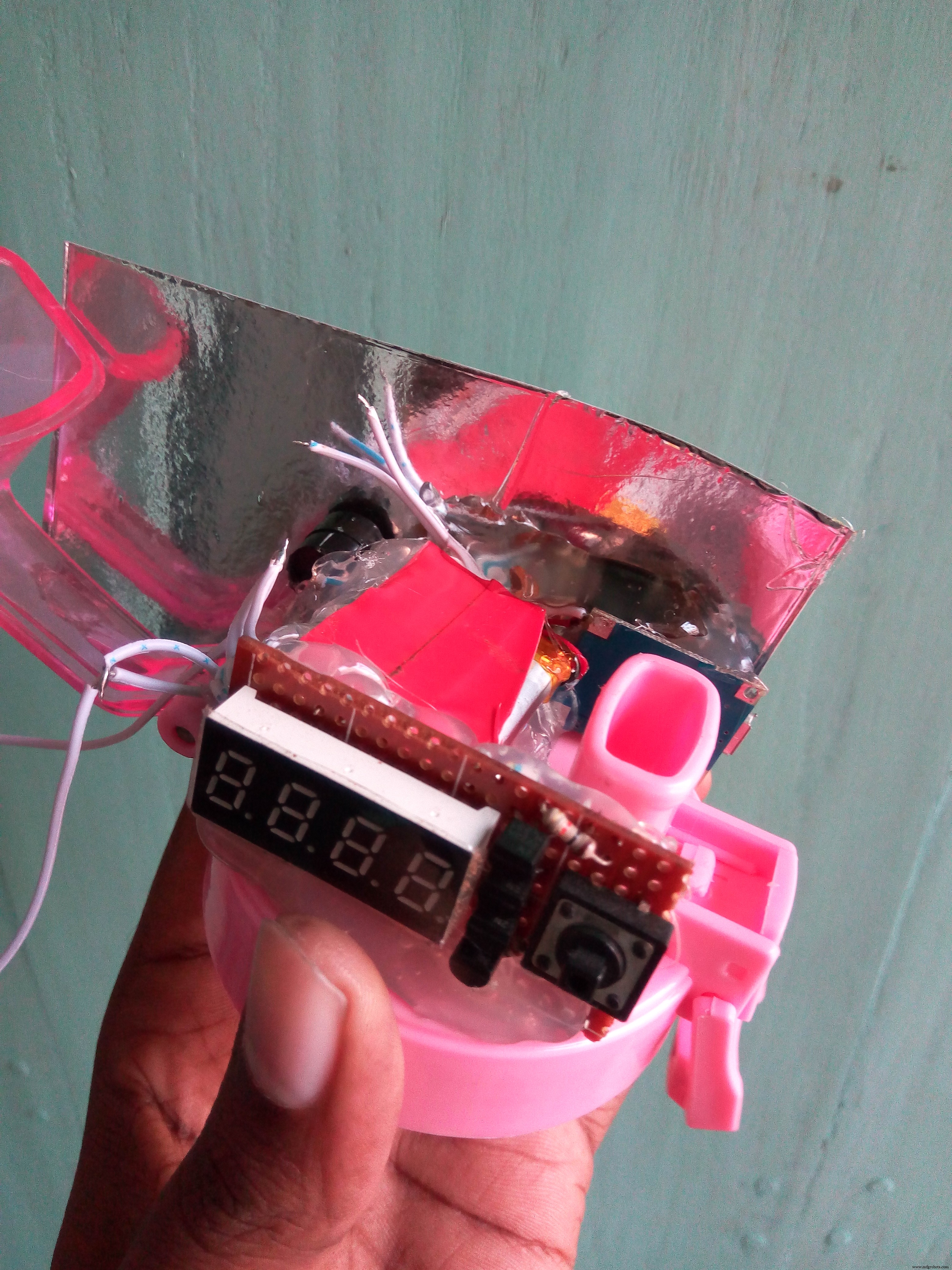 Smart Arduino Water Bottle – Real-Time Monitoring & Alerts