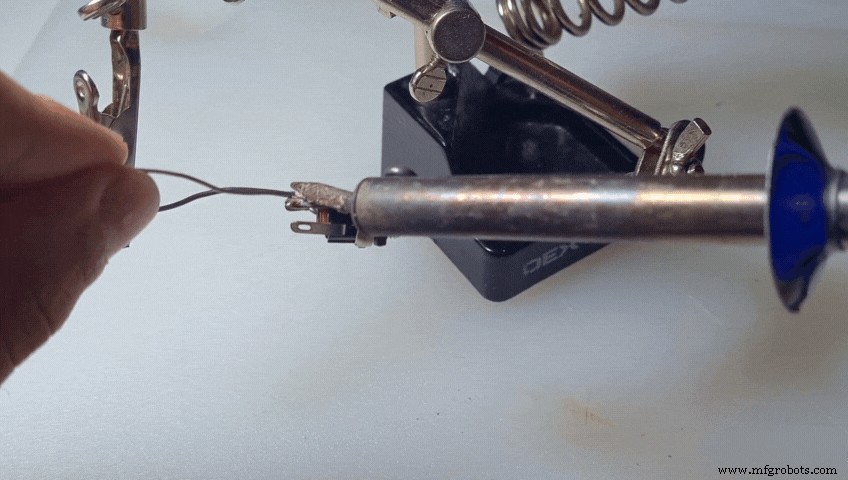 Arduino‑Powered Smart Pull‑Up Bar with Audio Feedback and Light Sensor