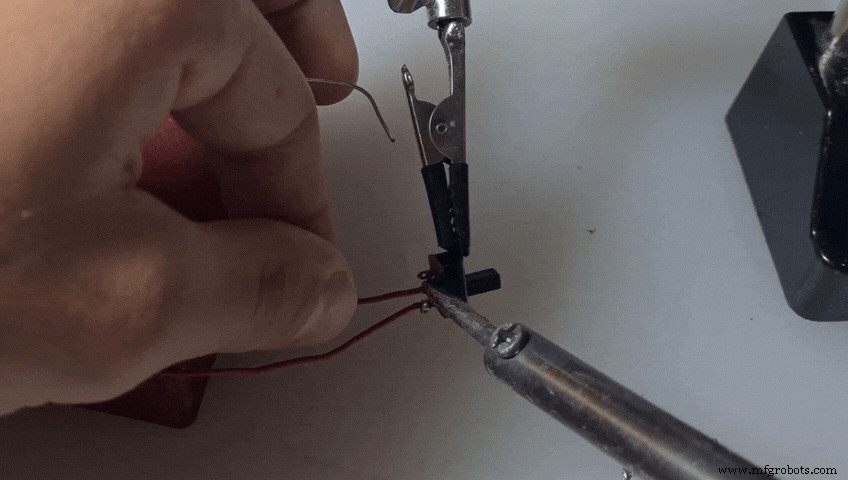 Arduino‑Powered Smart Pull‑Up Bar with Audio Feedback and Light Sensor