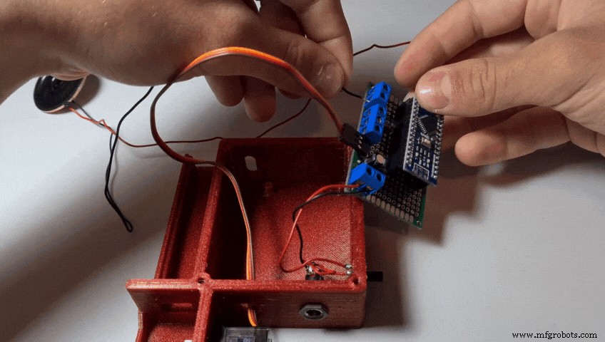 Arduino‑Powered Smart Pull‑Up Bar with Audio Feedback and Light Sensor
