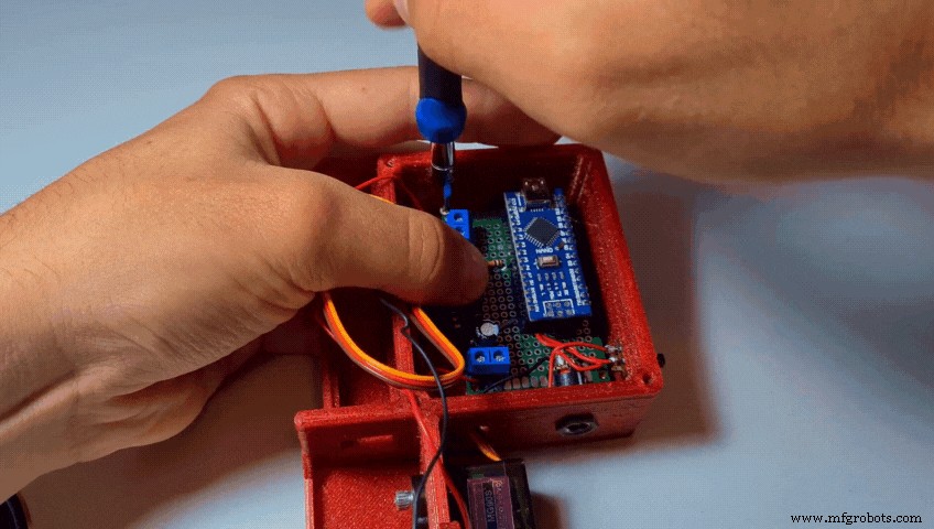 Arduino‑Powered Smart Pull‑Up Bar with Audio Feedback and Light Sensor