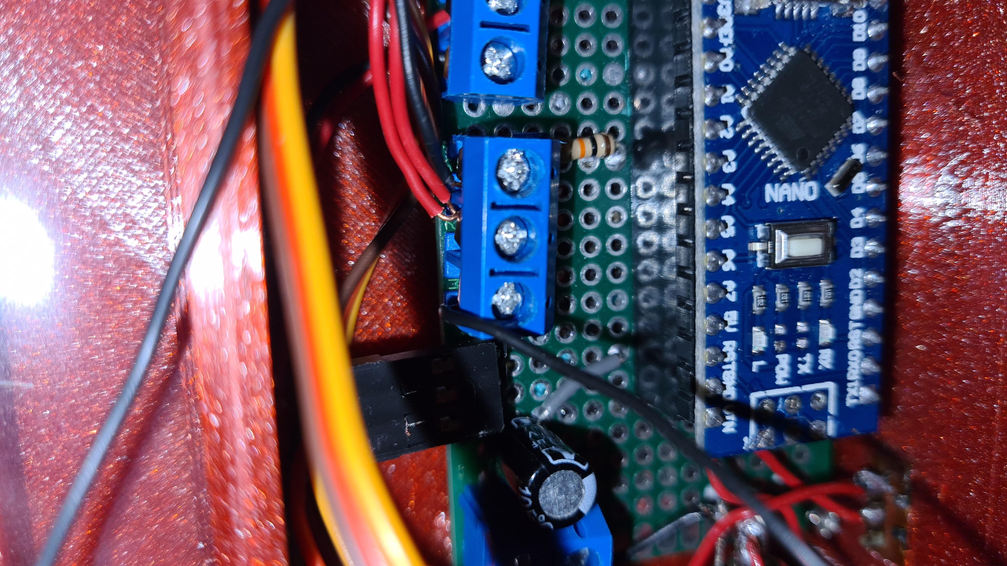 Arduino‑Powered Smart Pull‑Up Bar with Audio Feedback and Light Sensor