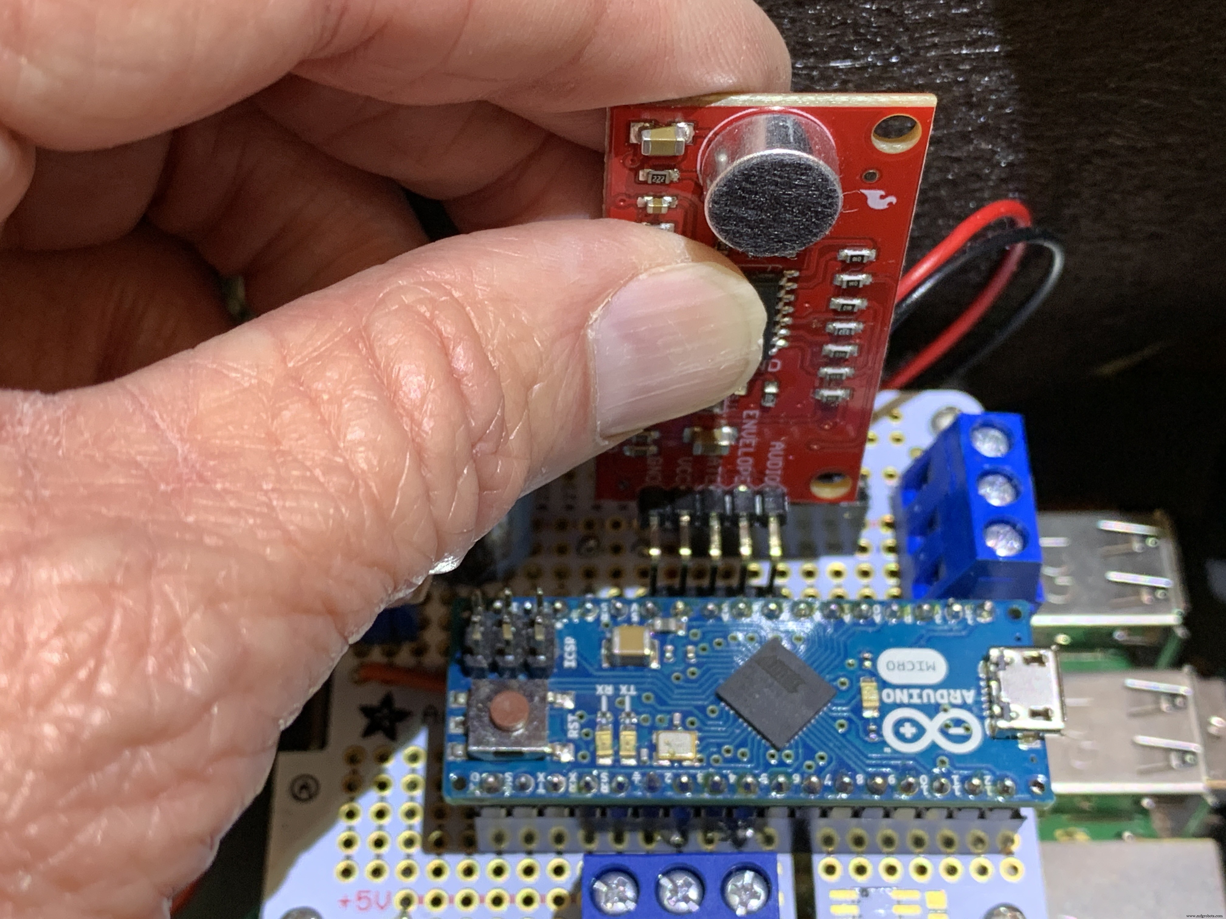 Modern Jukebox: Raspberry Pi & Arduino LED Music Player