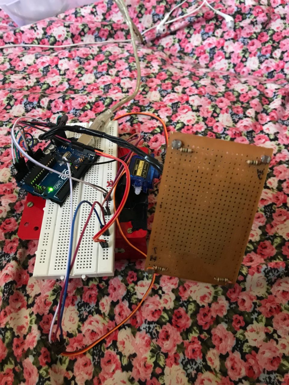 DIY Sun‑Tracking Solar Power System with Arduino UNO