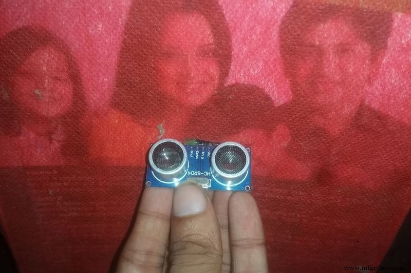 Arduino‑Powered Smart Trash Bin with Auto‑Open Lid