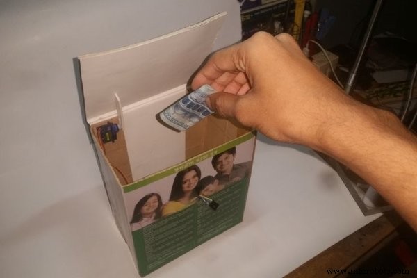 Arduino‑Powered Smart Trash Bin with Auto‑Open Lid