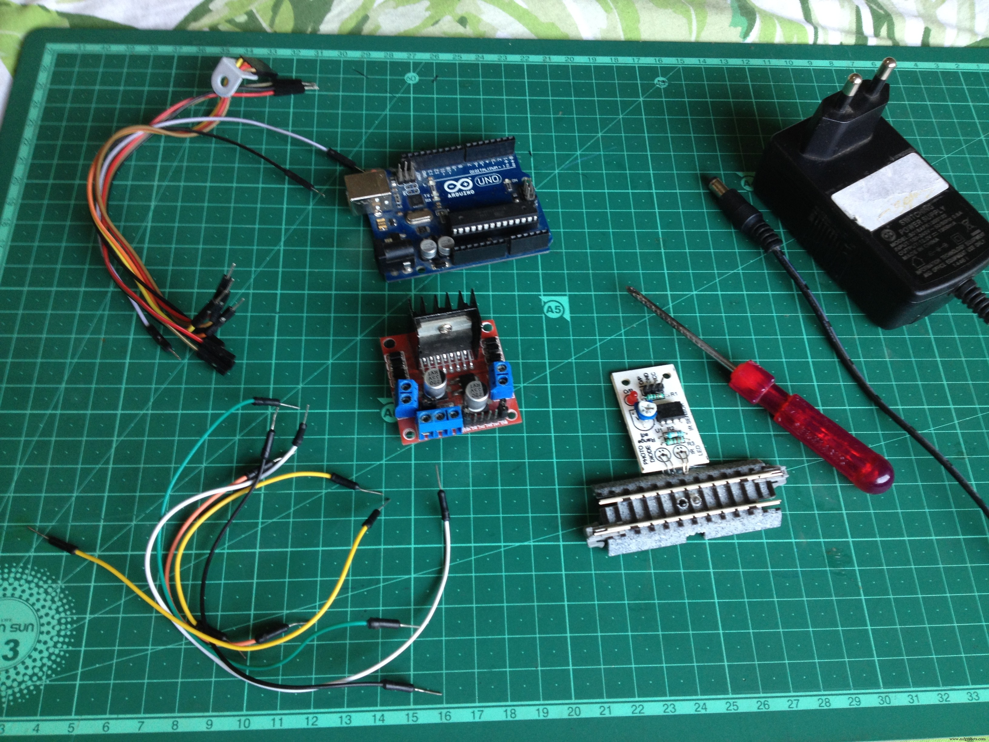 Smart Automated Model Railway Layout with Passing Siding – Arduino‑Powered