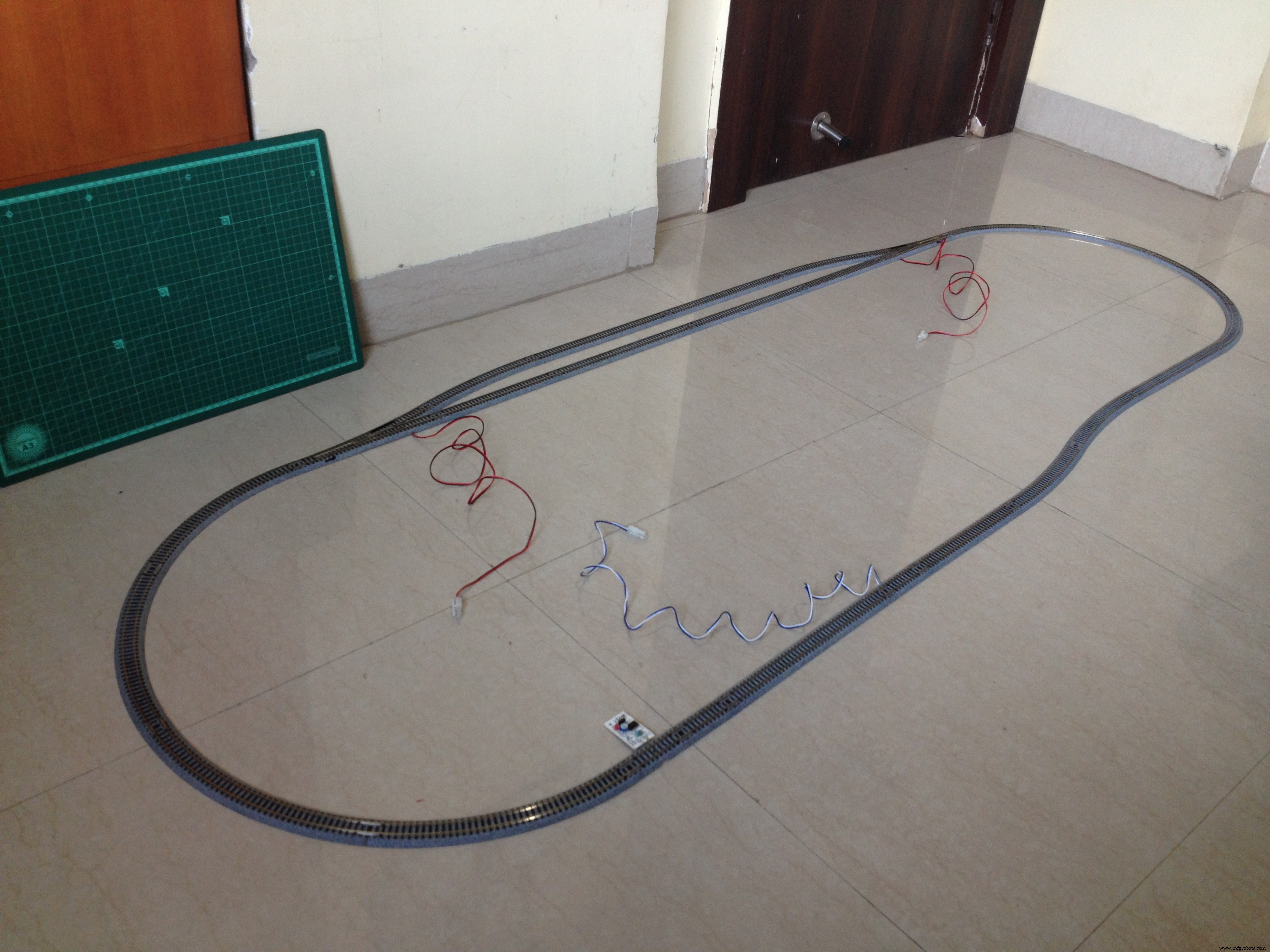 Smart Automated Model Railway Layout with Passing Siding – Arduino‑Powered