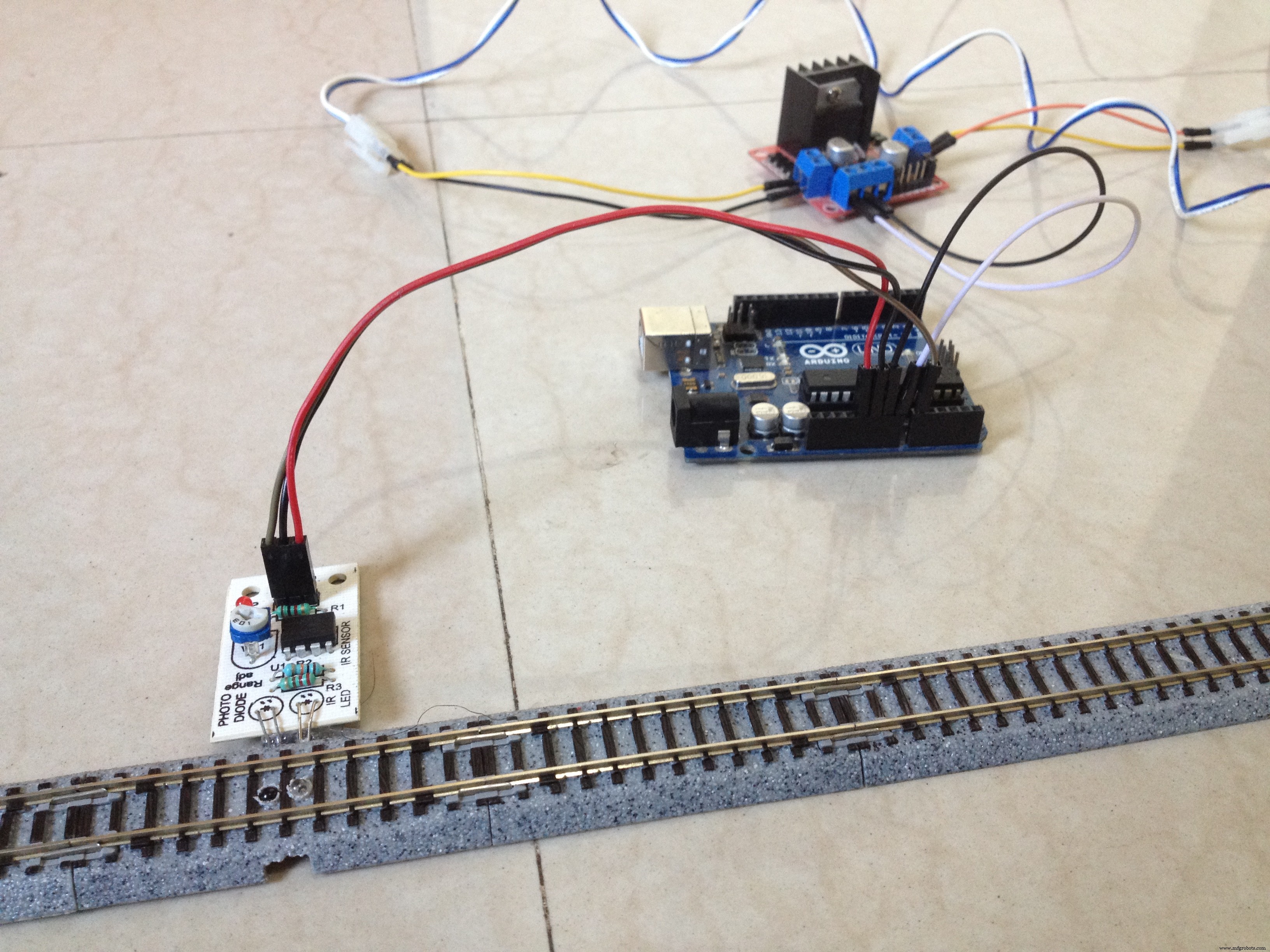 Smart Automated Model Railway Layout with Passing Siding – Arduino‑Powered