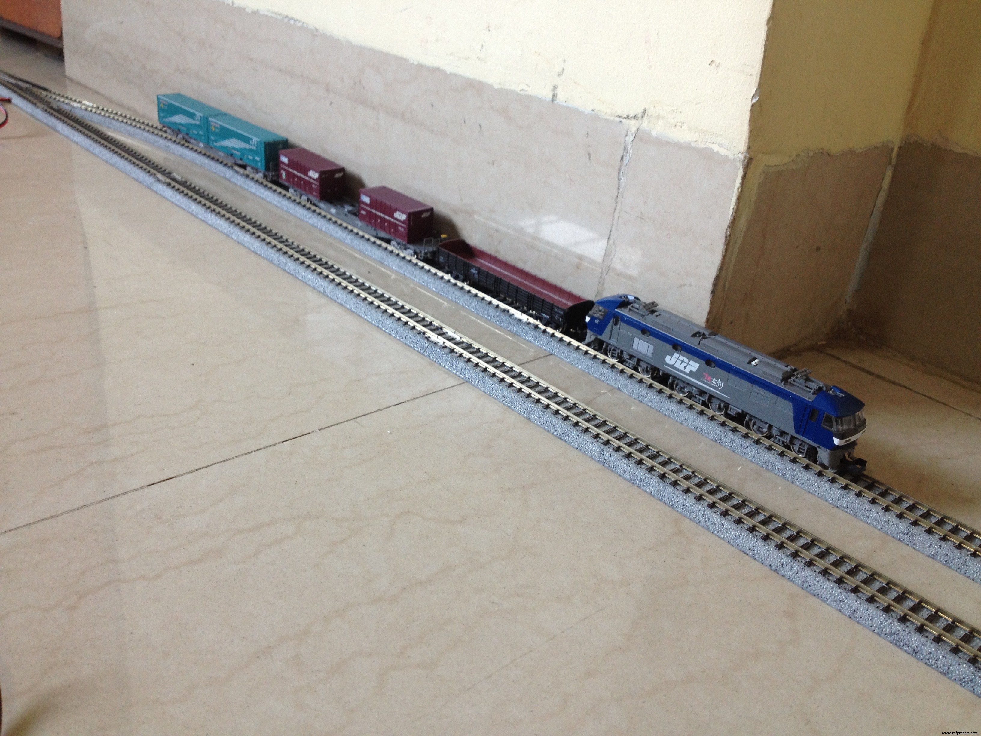 Smart Automated Model Railway Layout with Passing Siding – Arduino‑Powered