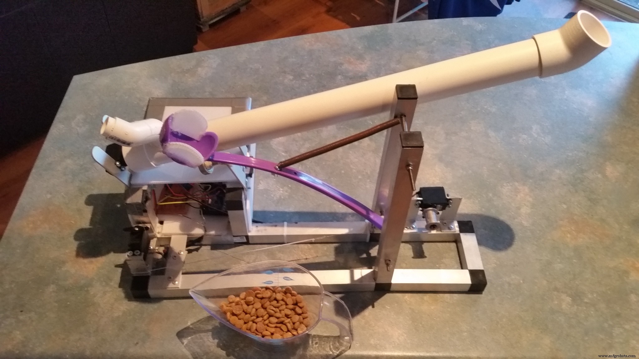 Smart Pet Food Catapult – Automatically Toss Treats, Balls, and Toys for Your Furry Friends