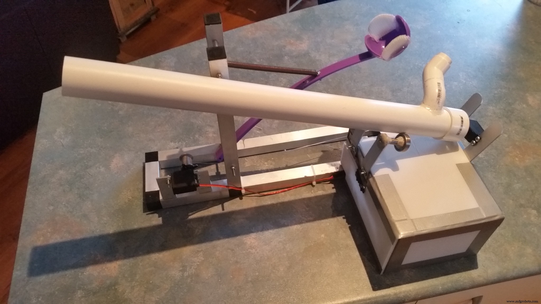 Smart Pet Food Catapult – Automatically Toss Treats, Balls, and Toys for Your Furry Friends