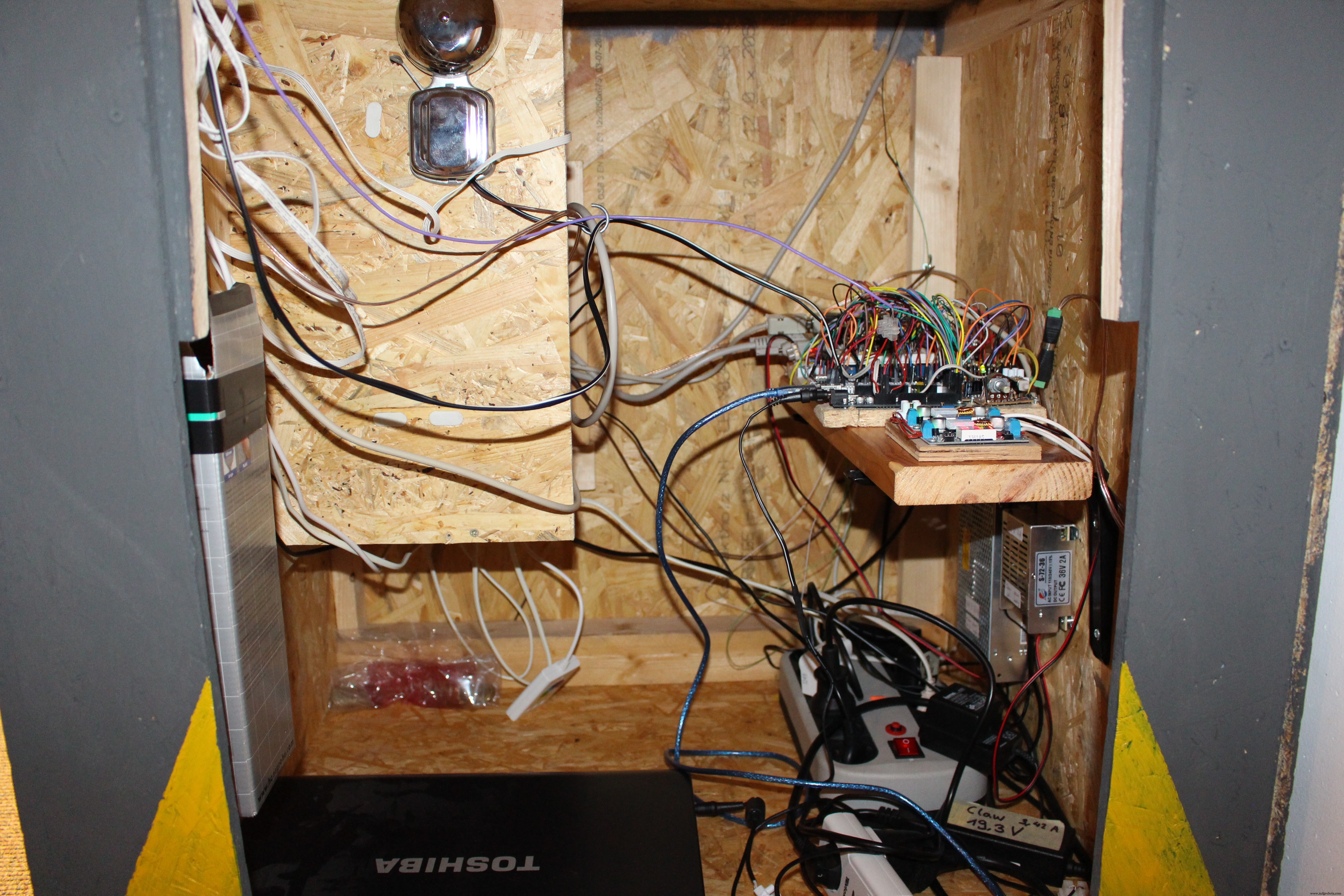 DIY Arduino Claw Machine – Build Your Own Arcade Toy