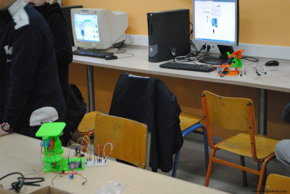 Dual-Axis Solar Tracker with Auto & Manual Control – Efficient Sun‑Tracking System