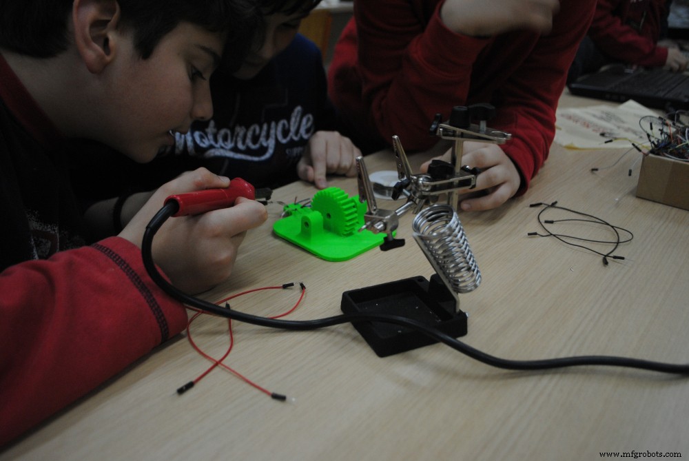 Dual-Axis Solar Tracker with Auto & Manual Control – Efficient Sun‑Tracking System