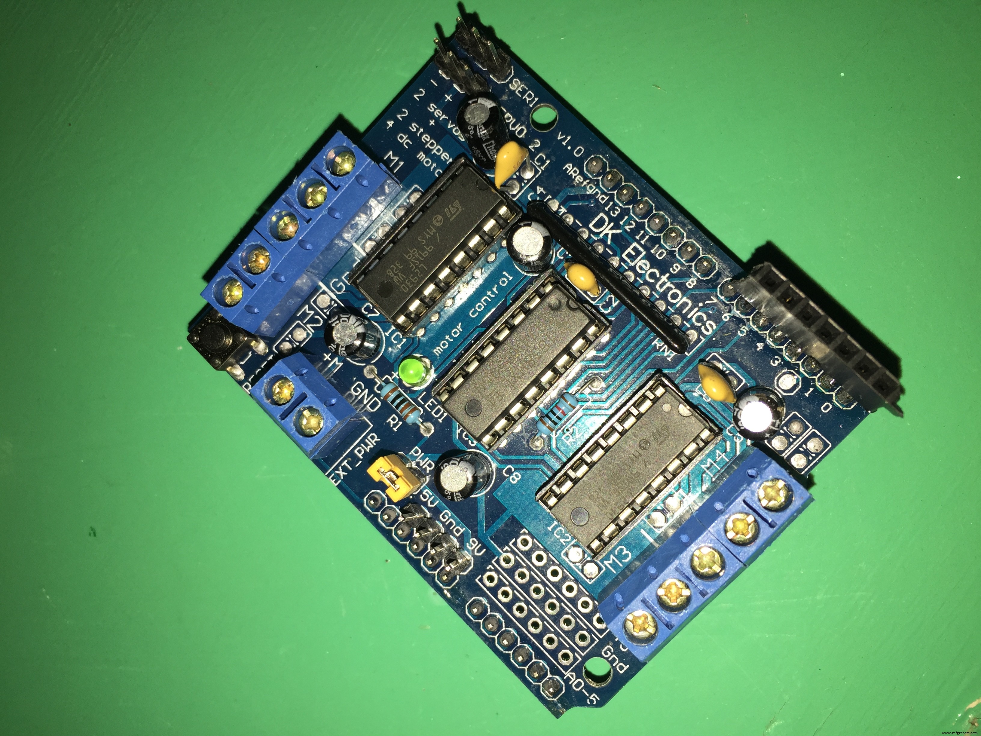 Bluetooth‑Controlled Pick‑and‑Place Robot Kit: Arduino UNO + 2‑DOF Arm & Smart Car Chassis