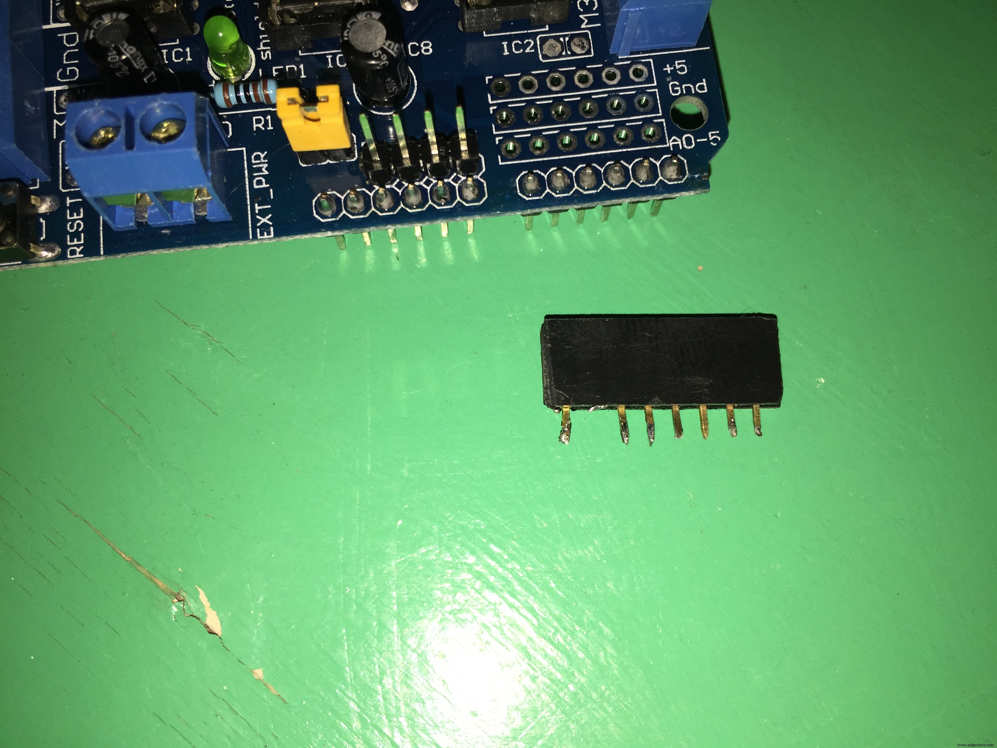 Bluetooth‑Controlled Pick‑and‑Place Robot Kit: Arduino UNO + 2‑DOF Arm & Smart Car Chassis