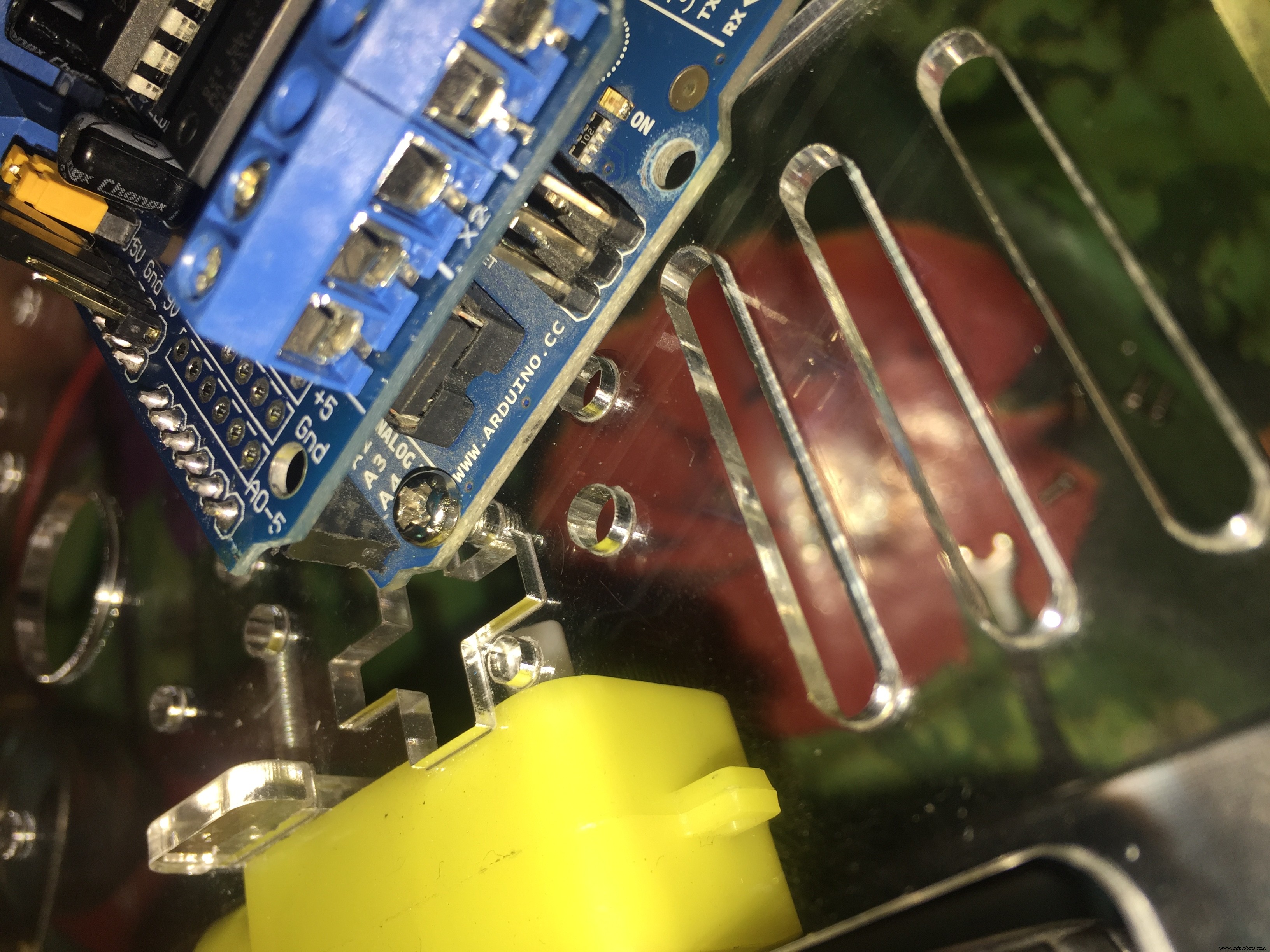 Bluetooth‑Controlled Pick‑and‑Place Robot Kit: Arduino UNO + 2‑DOF Arm & Smart Car Chassis