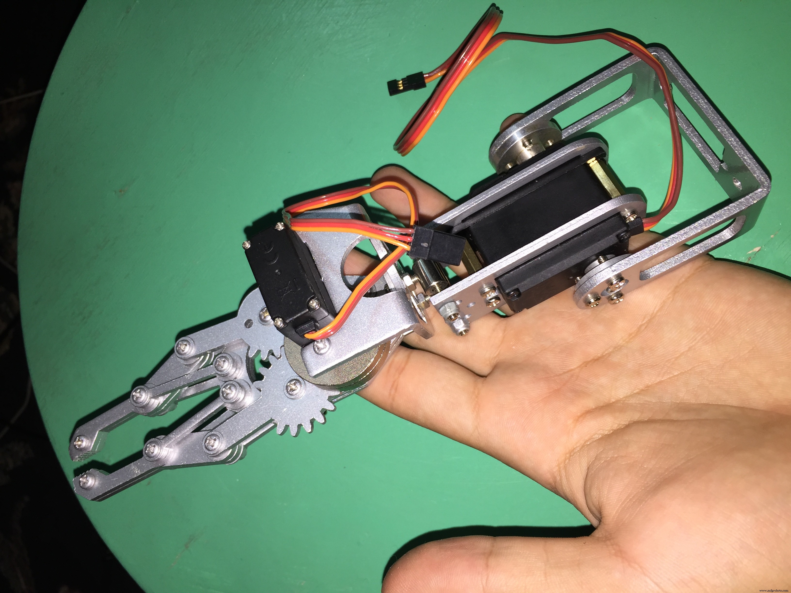 Bluetooth‑Controlled Pick‑and‑Place Robot Kit: Arduino UNO + 2‑DOF Arm & Smart Car Chassis