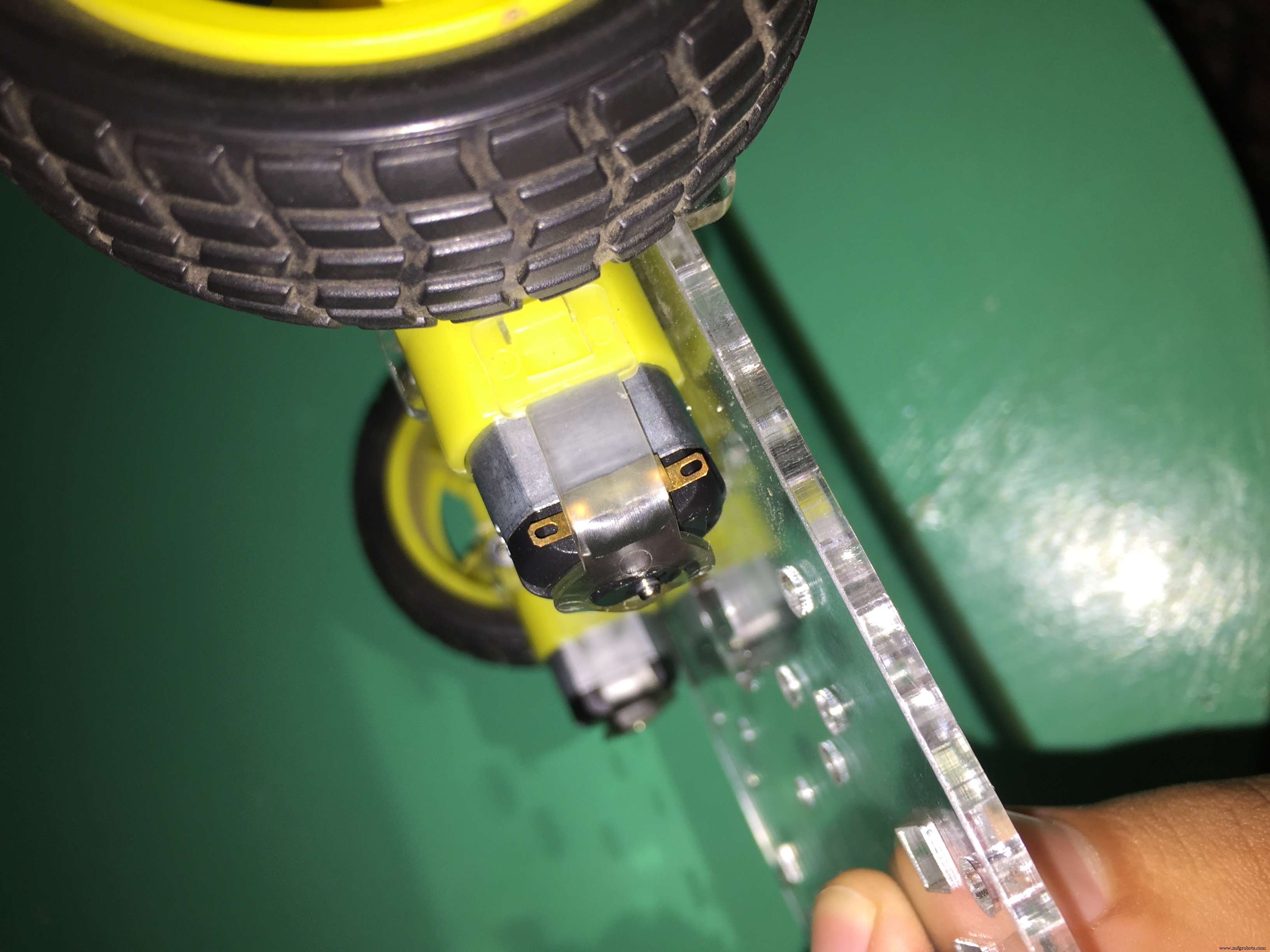 Bluetooth‑Controlled Pick‑and‑Place Robot Kit: Arduino UNO + 2‑DOF Arm & Smart Car Chassis