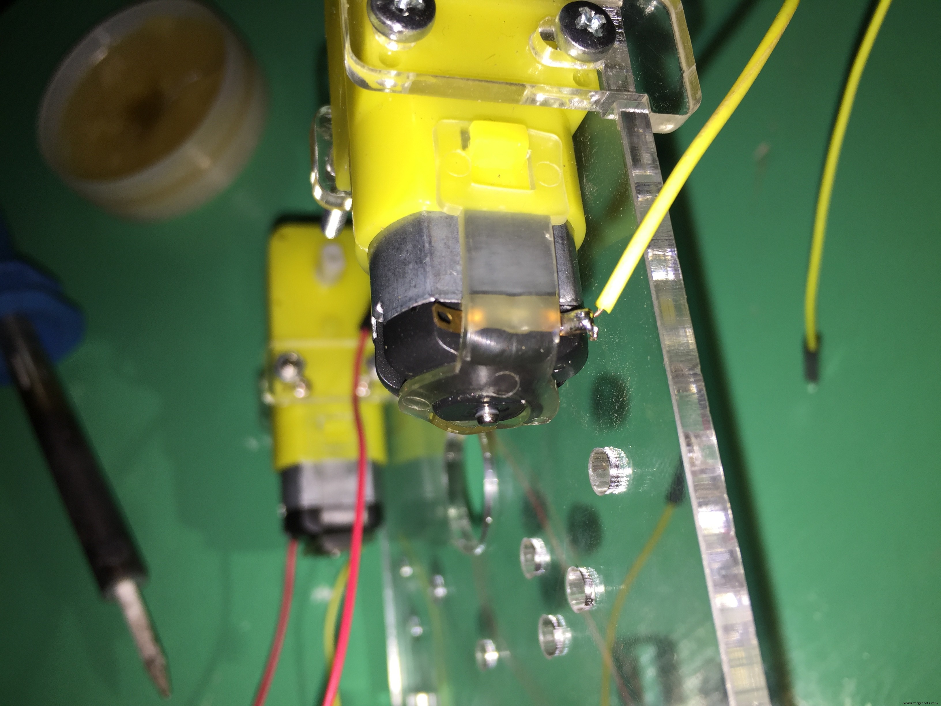 Bluetooth‑Controlled Pick‑and‑Place Robot Kit: Arduino UNO + 2‑DOF Arm & Smart Car Chassis