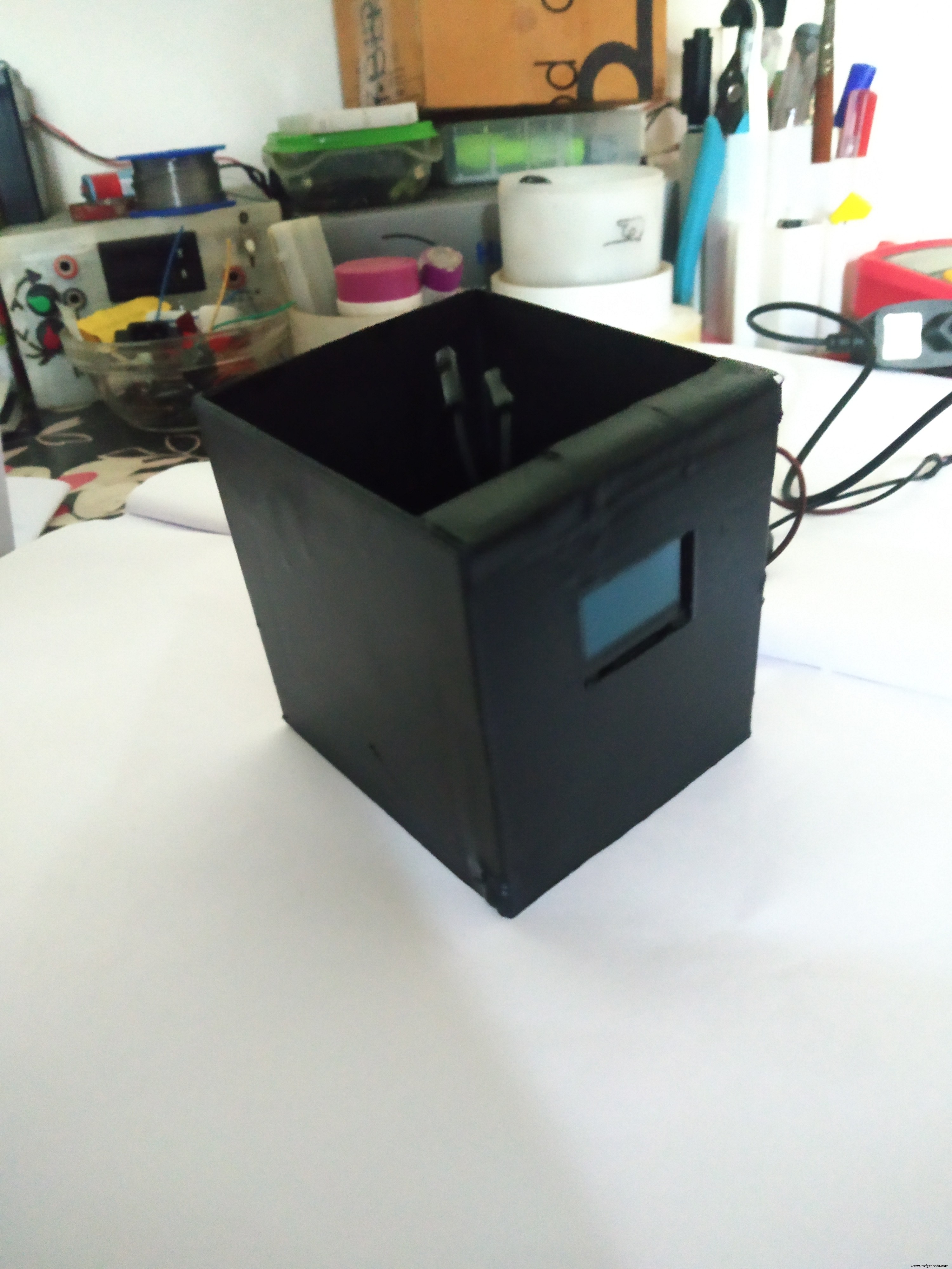 EmoPot: Smart Plant Pot That Visualizes Your Plant’s Health