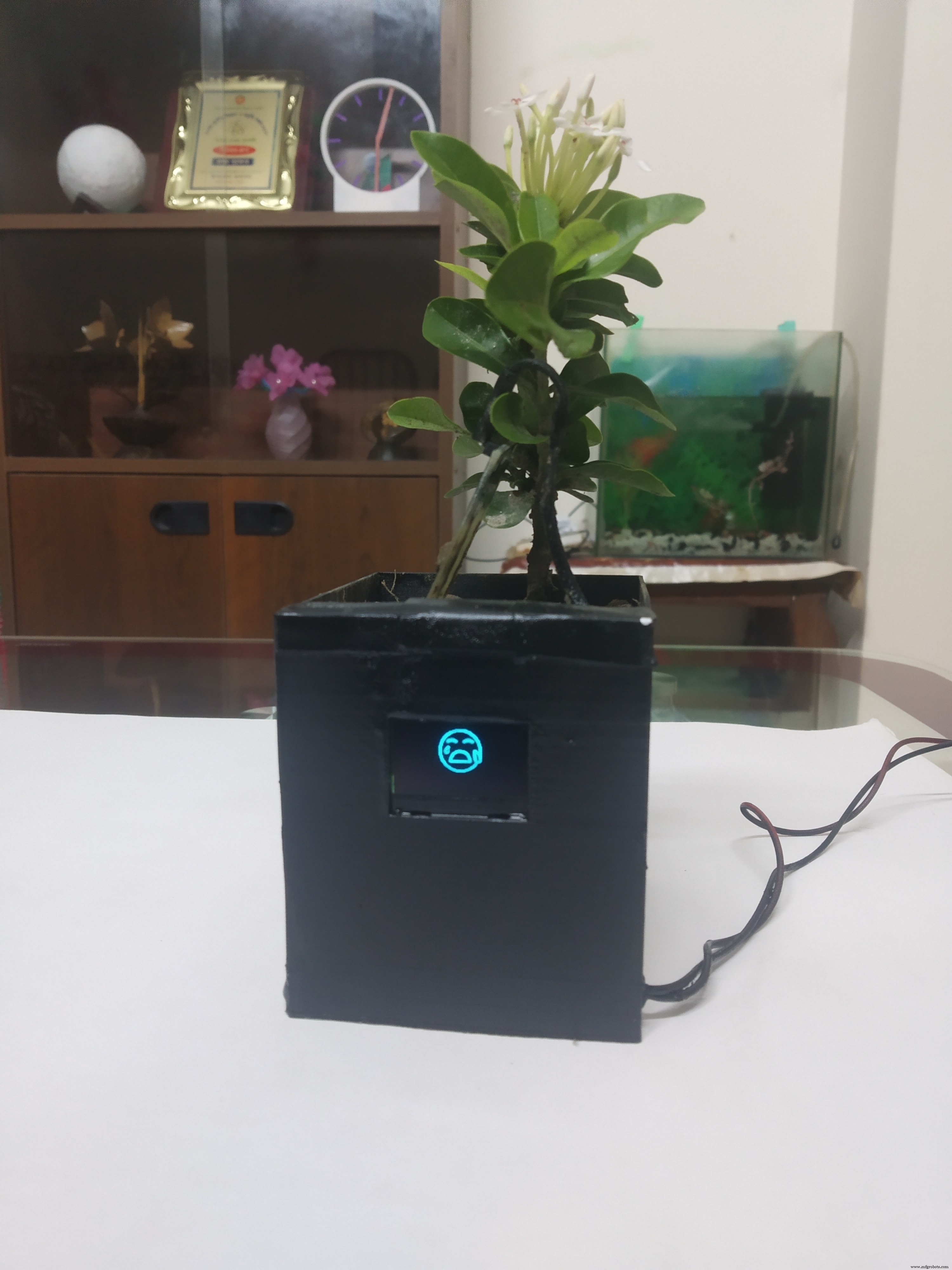 EmoPot: Smart Plant Pot That Visualizes Your Plant’s Health