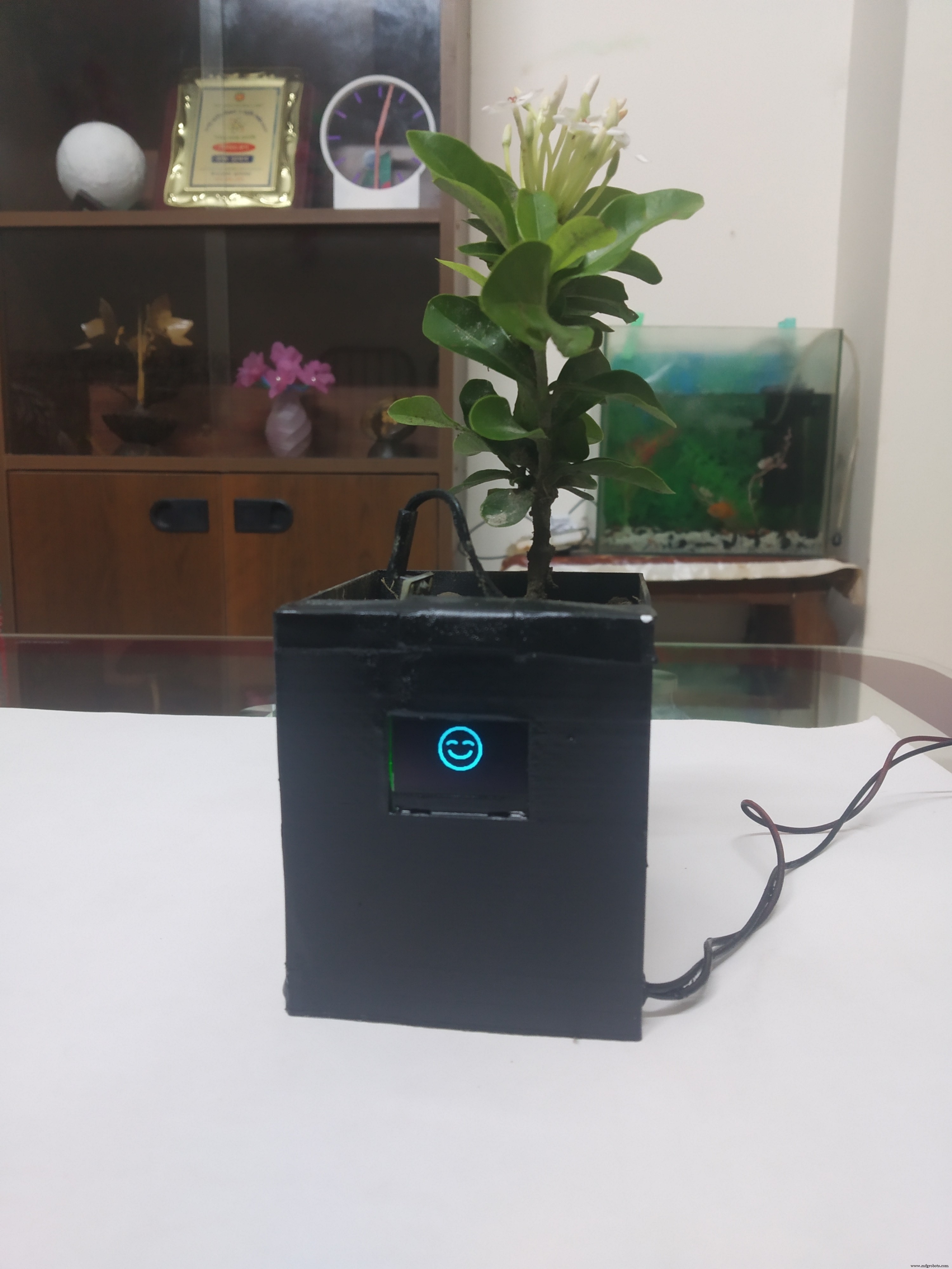 EmoPot: Smart Plant Pot That Visualizes Your Plant’s Health