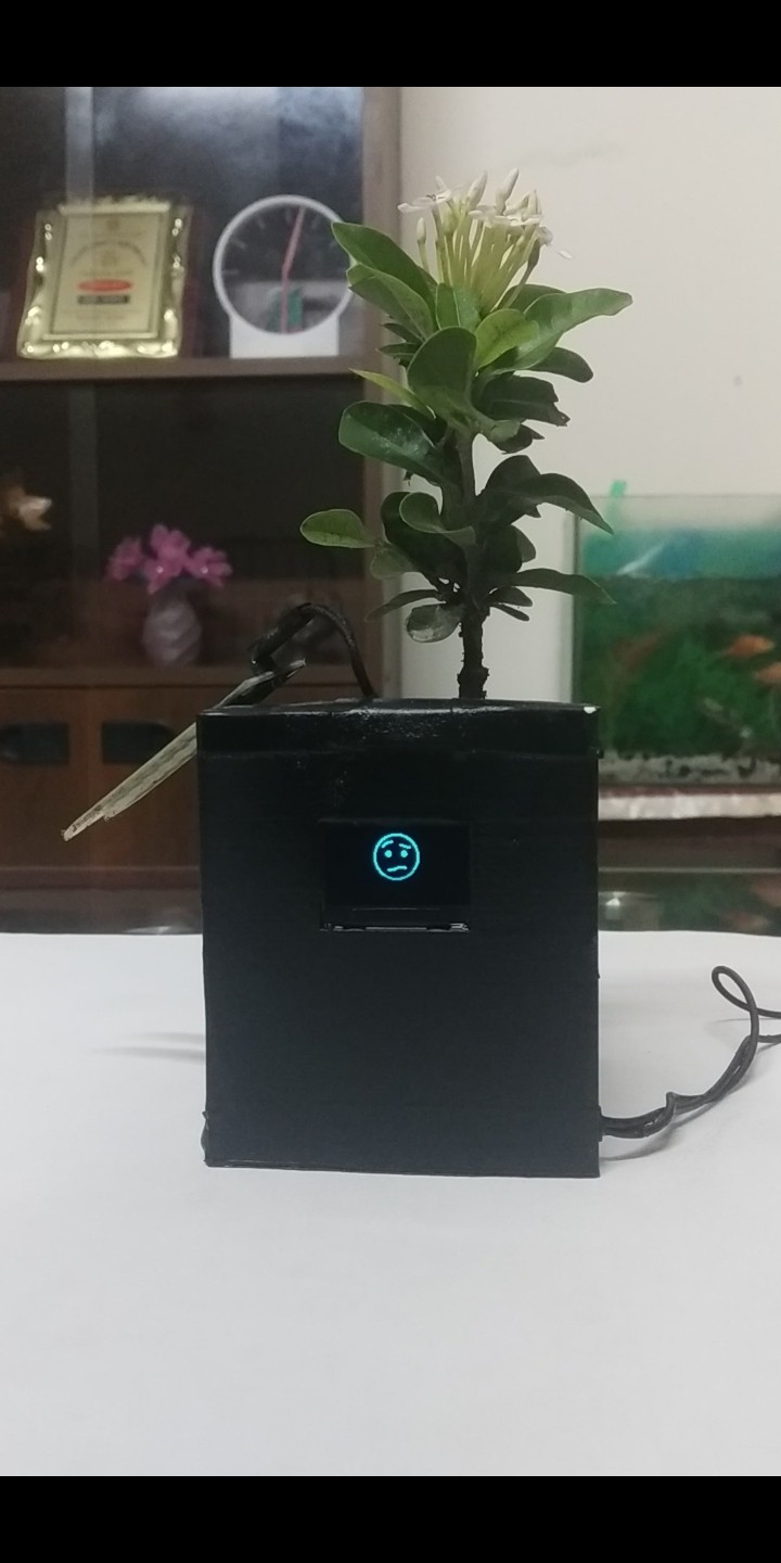 EmoPot: Smart Plant Pot That Visualizes Your Plant’s Health