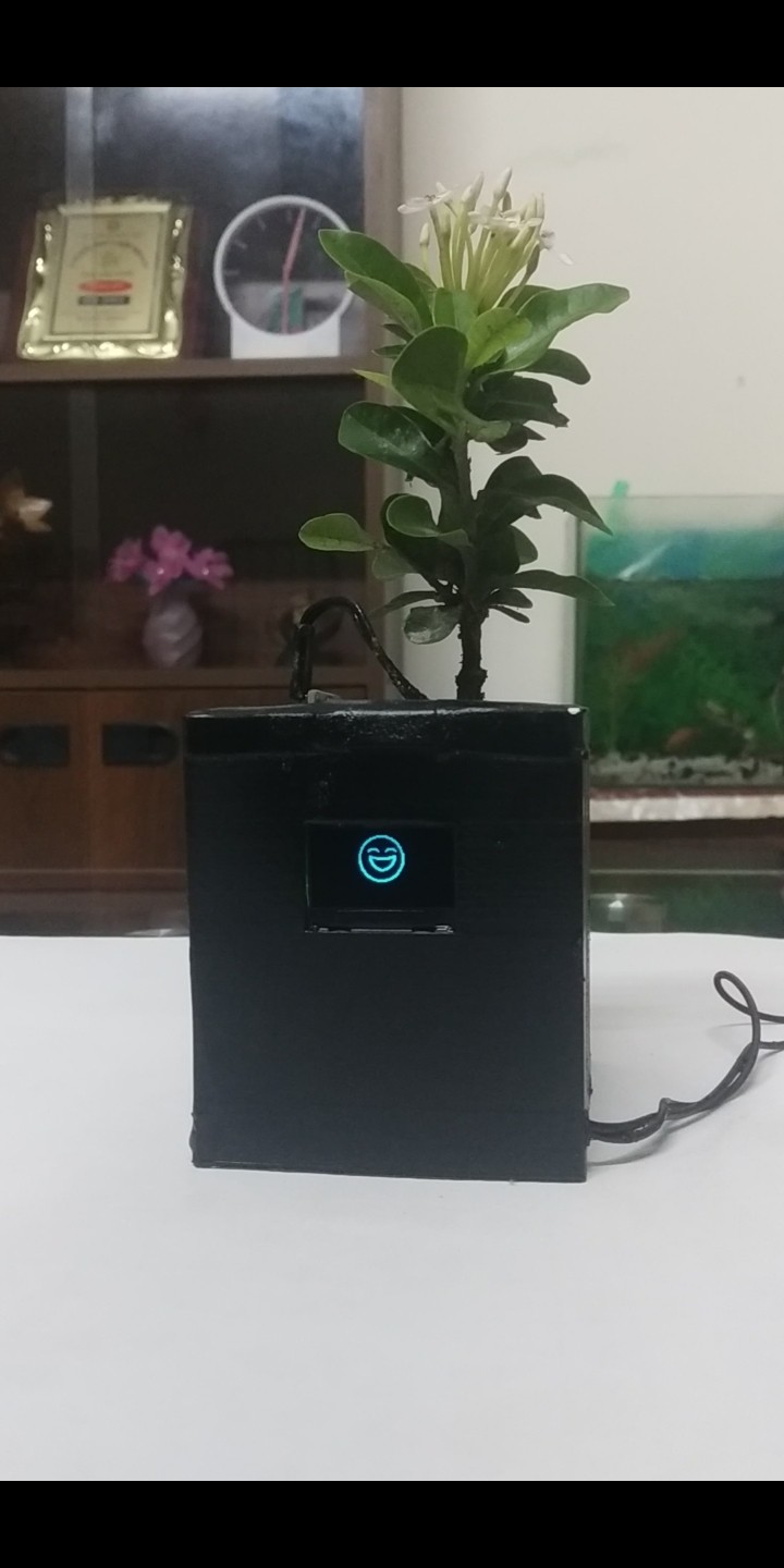 EmoPot: Smart Plant Pot That Visualizes Your Plant’s Health