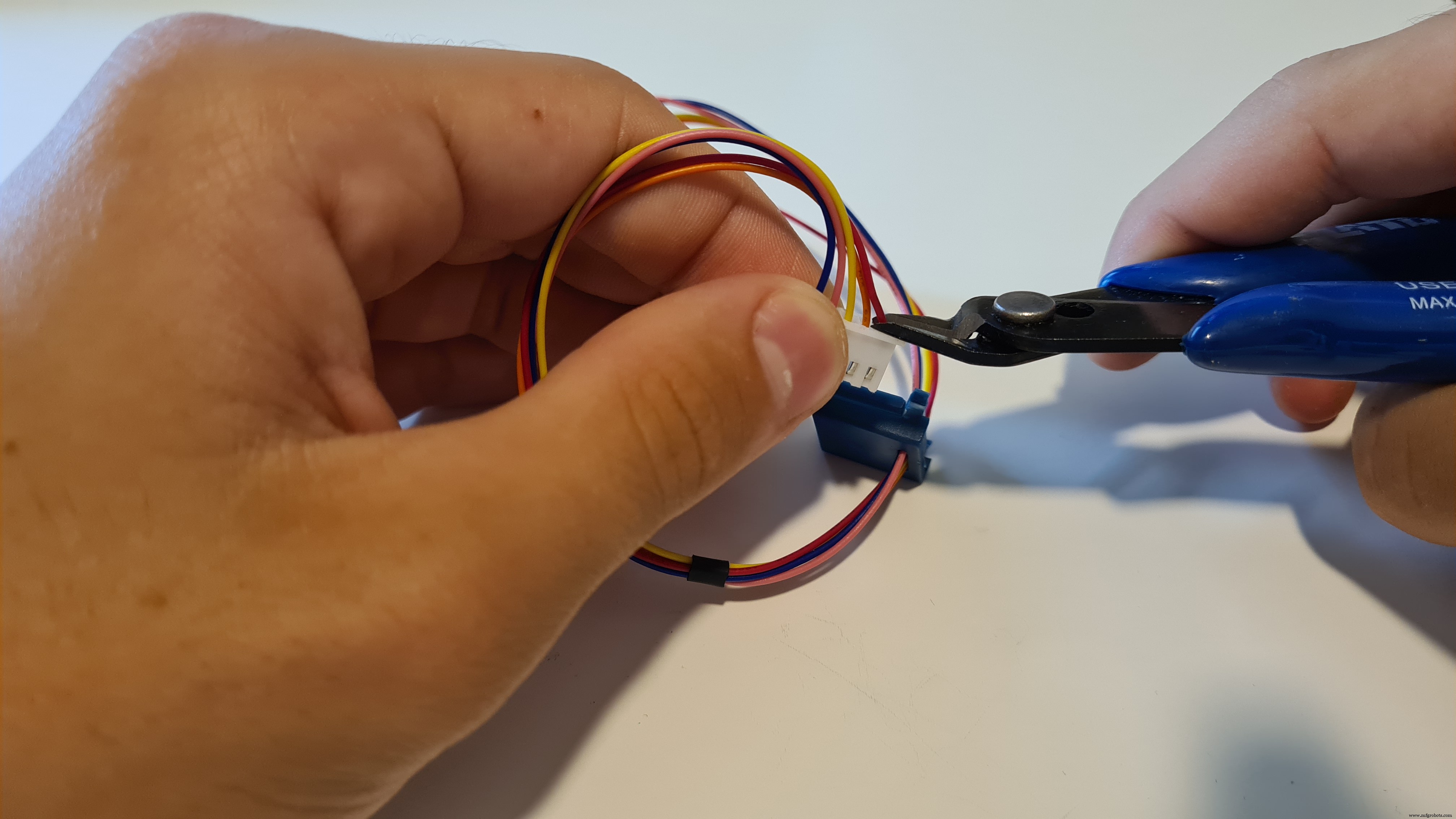 Smart Automatic Hand Sanitizer – Effortless Hygiene with Arduino-Controlled System