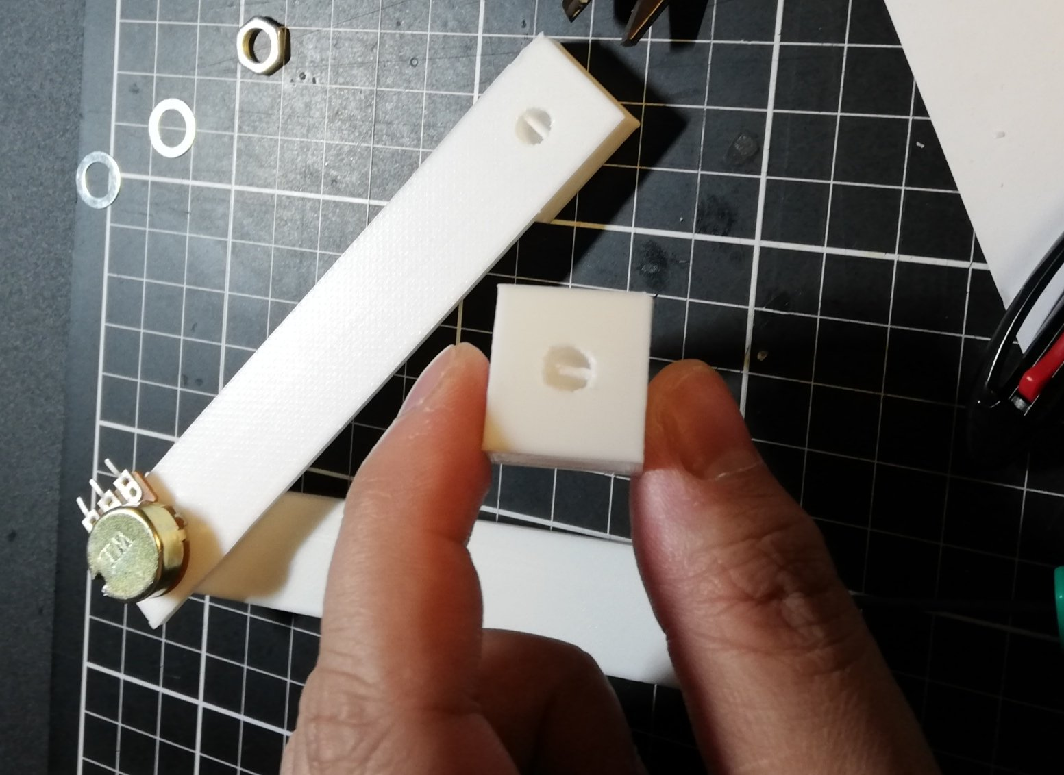 Arduino‑Powered Robot Arm with Custom Controller – Servo & Potentiometer Build