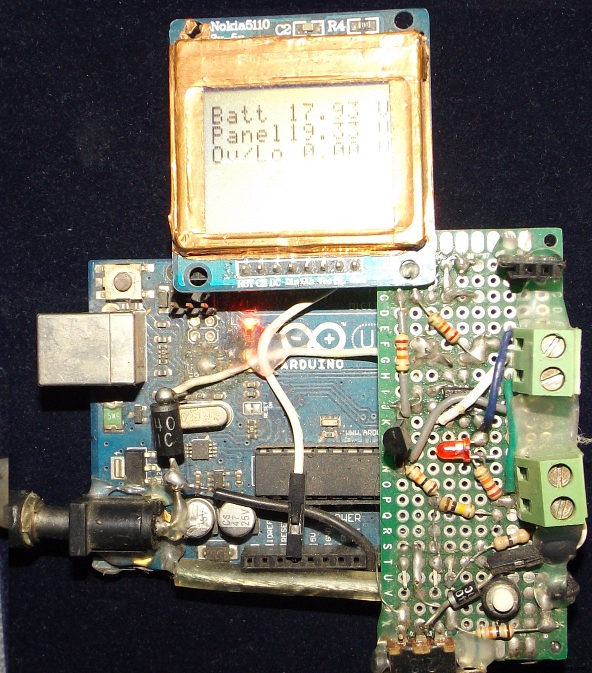 All-in-One Solar Power Hub: Charge Controller, Inverter, Power Bank & LED Lamp