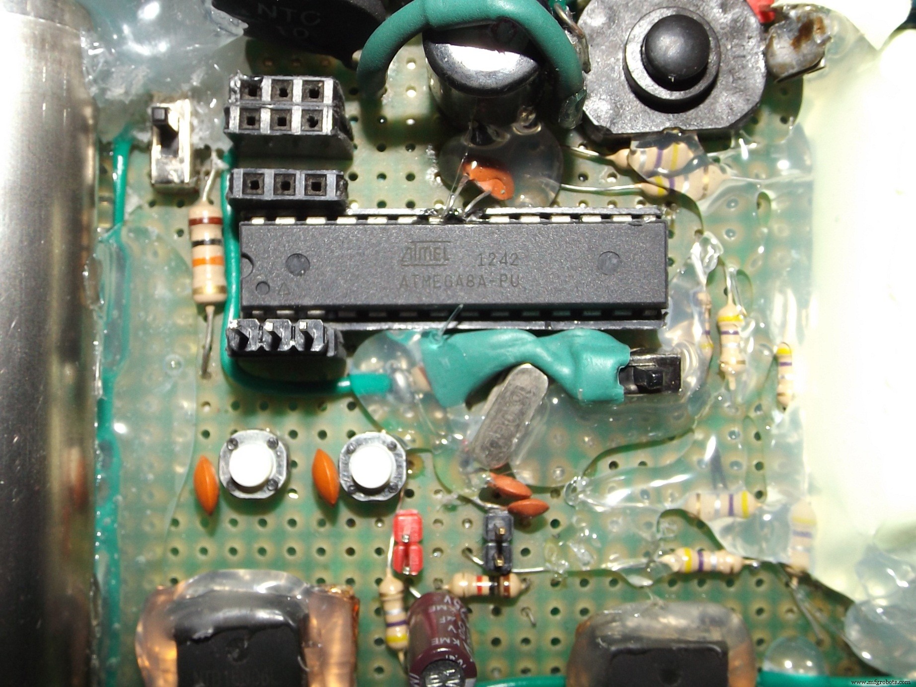 All-in-One Solar Power Hub: Charge Controller, Inverter, Power Bank & LED Lamp