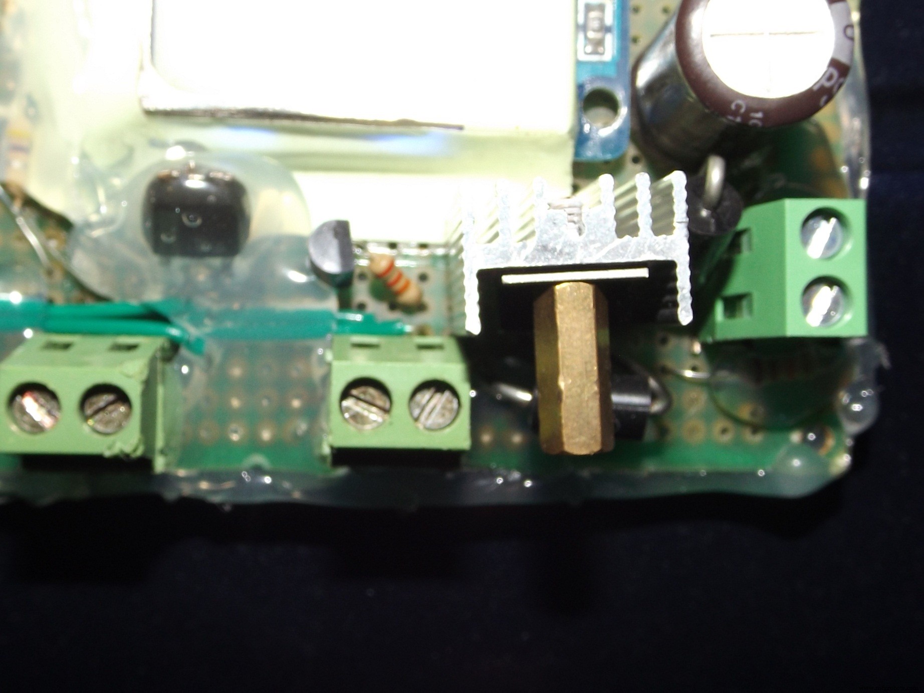 All-in-One Solar Power Hub: Charge Controller, Inverter, Power Bank & LED Lamp