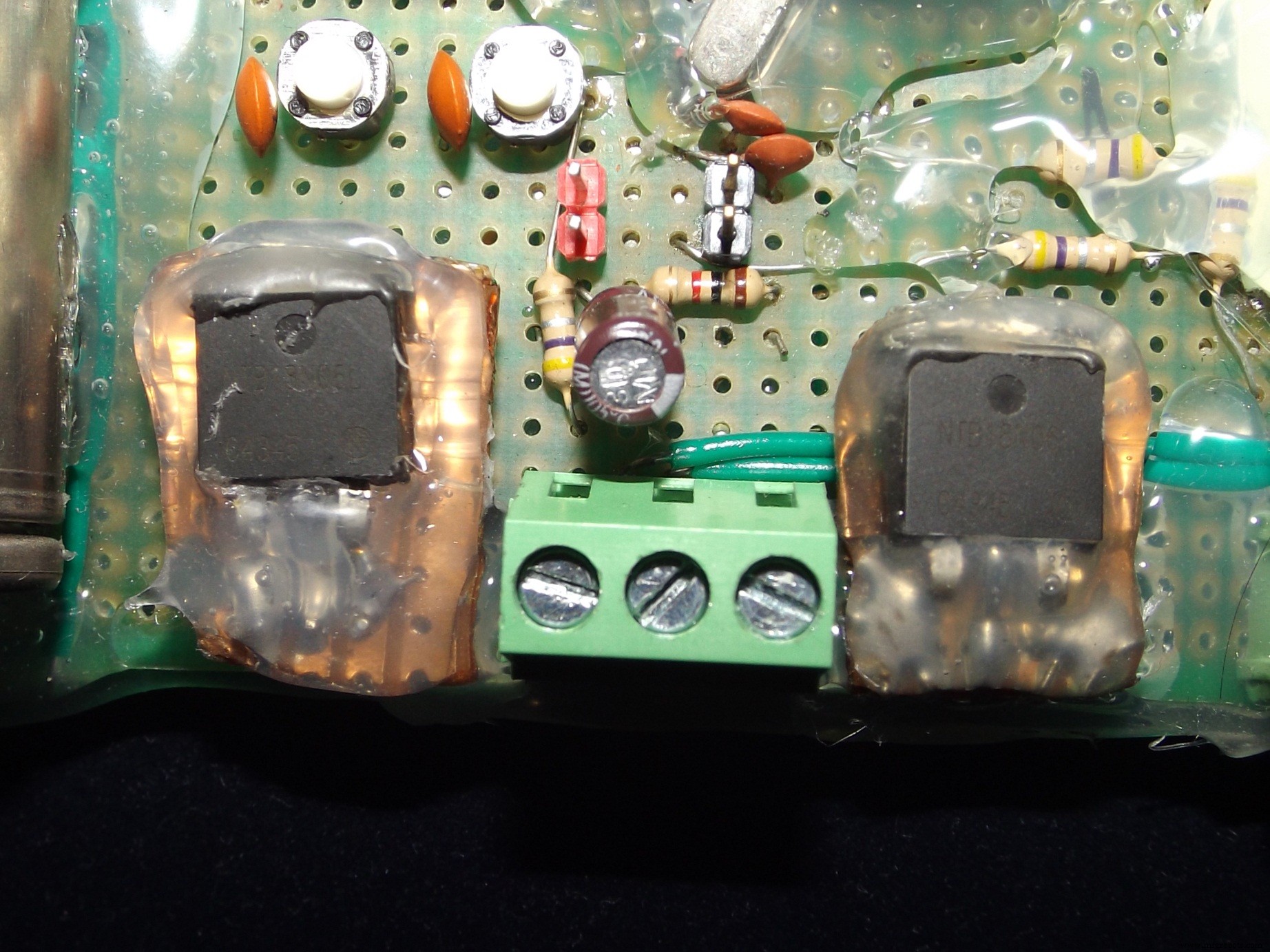 All-in-One Solar Power Hub: Charge Controller, Inverter, Power Bank & LED Lamp